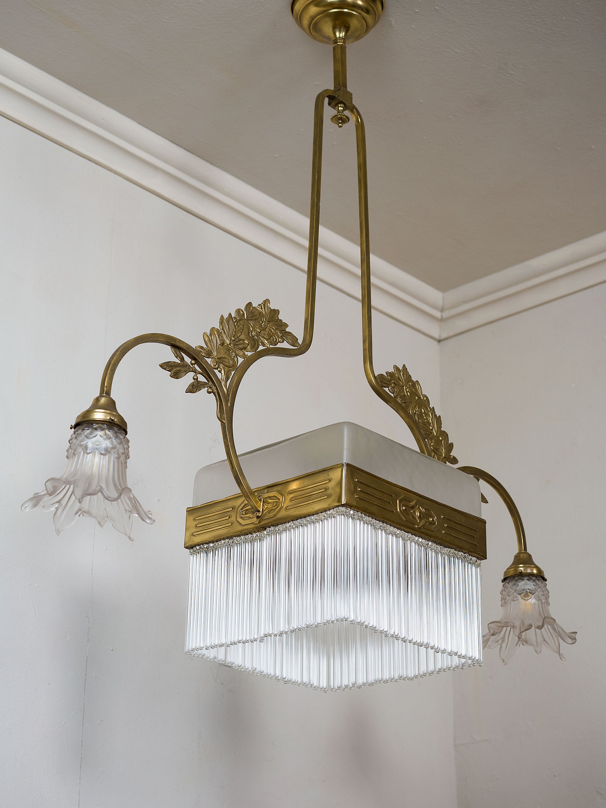 Lampadario Liberty dei primi anni del Novecento in ottone e vetro di Murano, quattro luci | Lo Stile Italiano