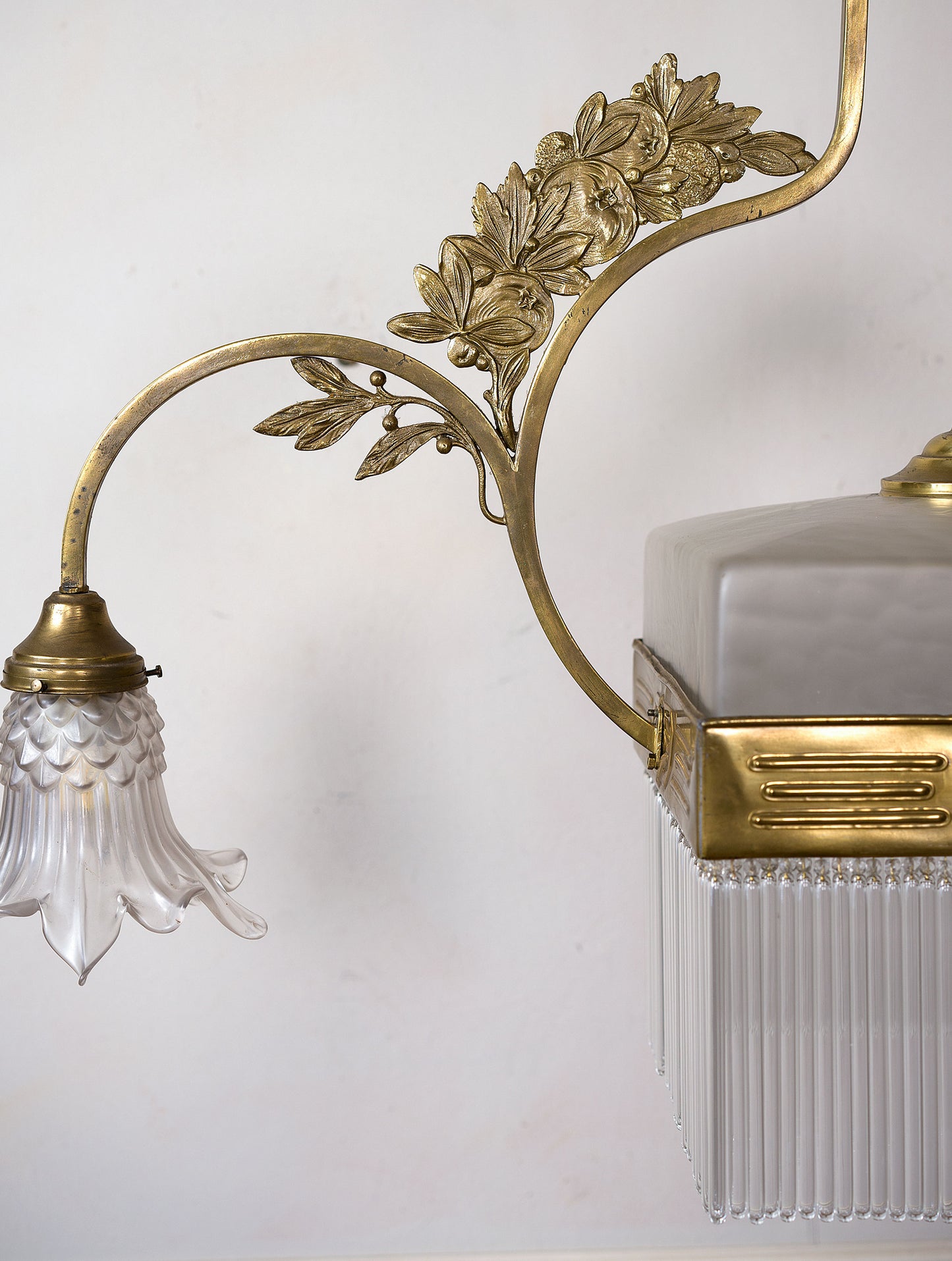 Lampadario in stile Liberty con paralumi in vetro satinato e ottone - Lo Stile Italiano.