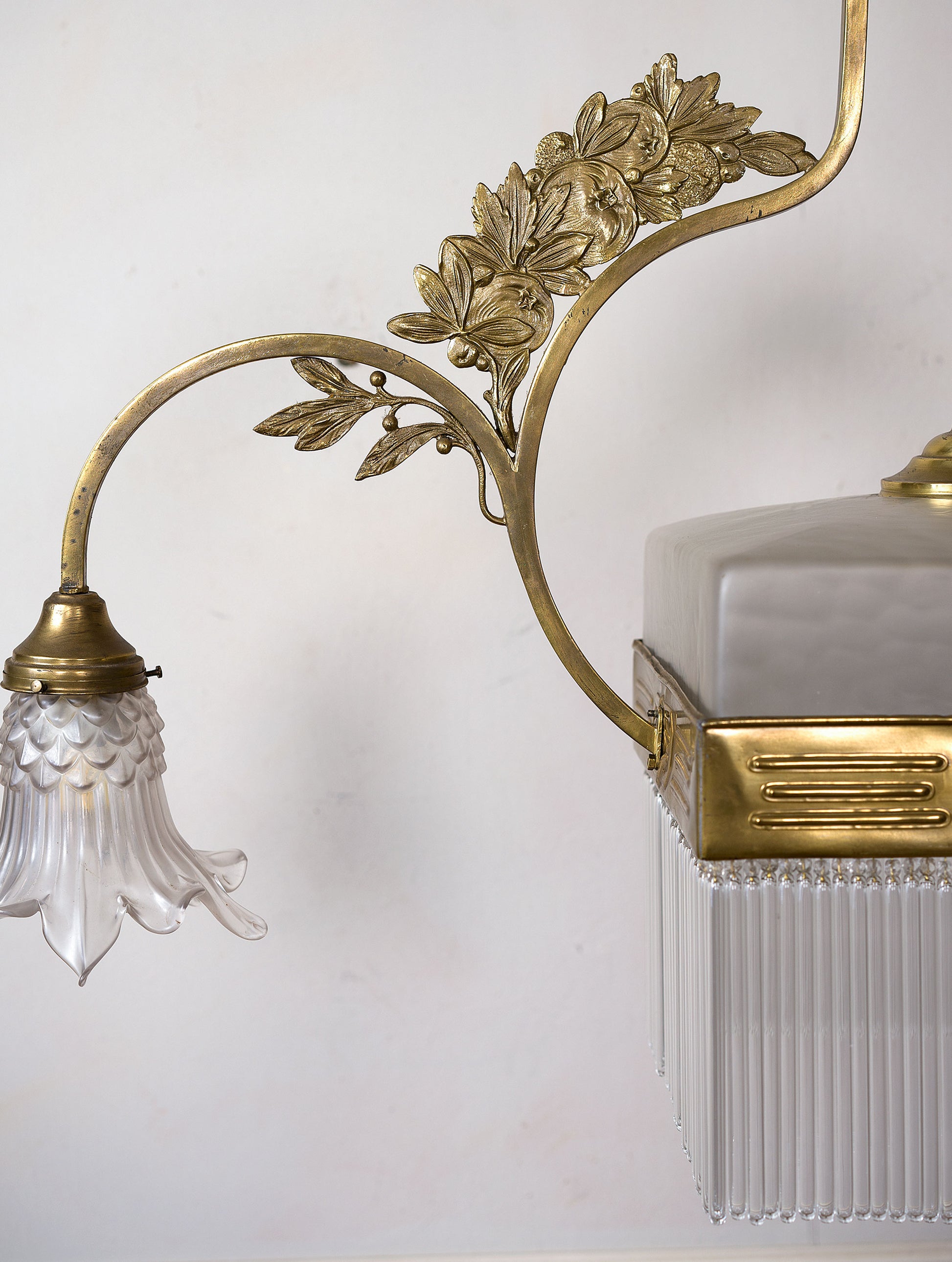 Lampadario in stile Liberty con paralumi in vetro satinato e ottone - Lo Stile Italiano.