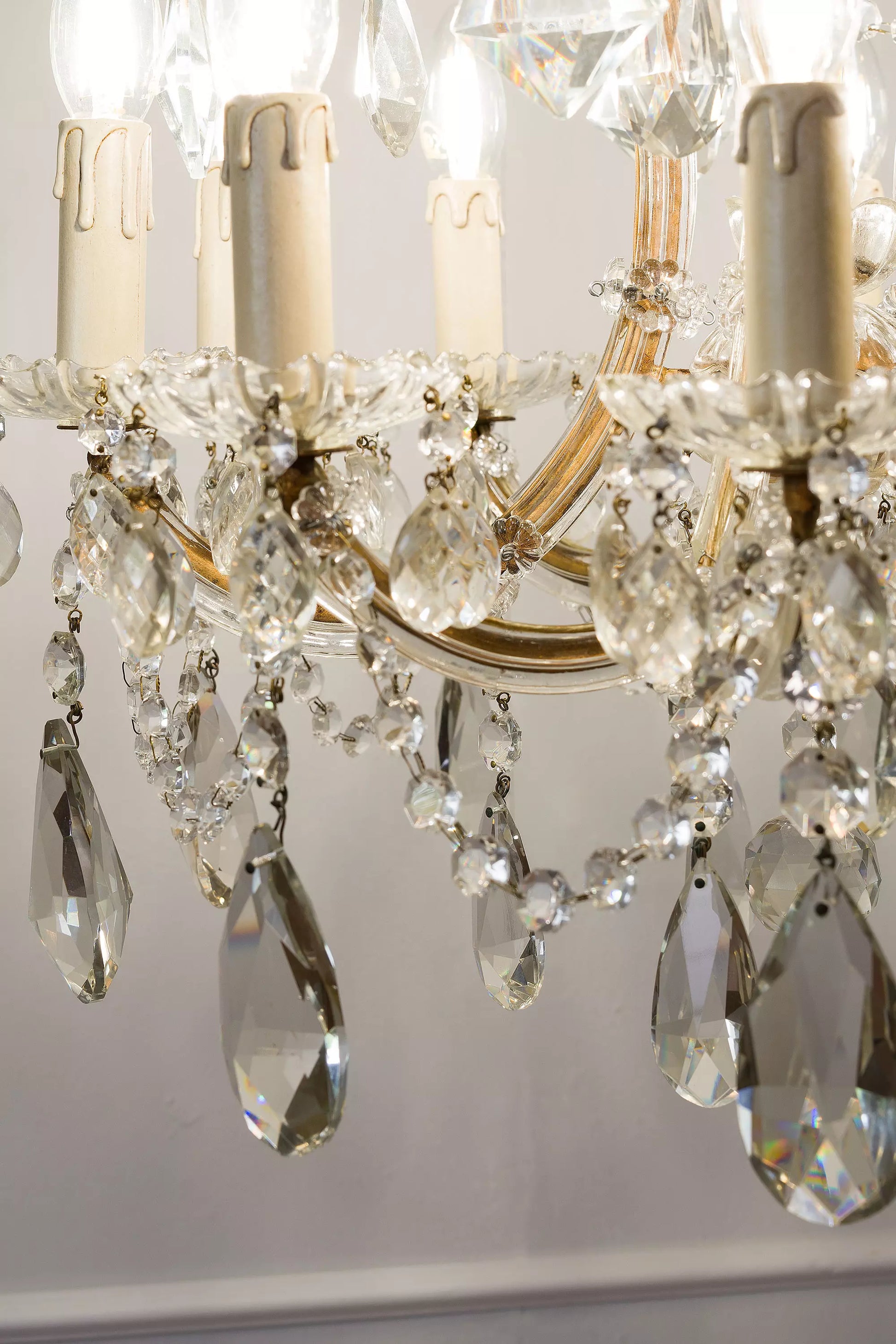 Lampadario con gocce e pendaglierie di cristallo.| Lo Stile Italiano
