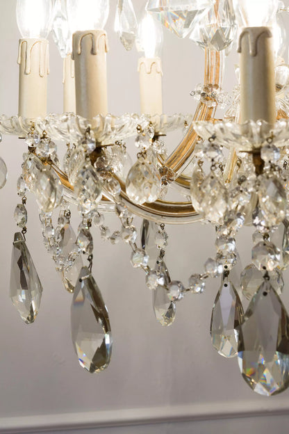 Lampadario con gocce e pendaglierie di cristallo.| Lo Stile Italiano