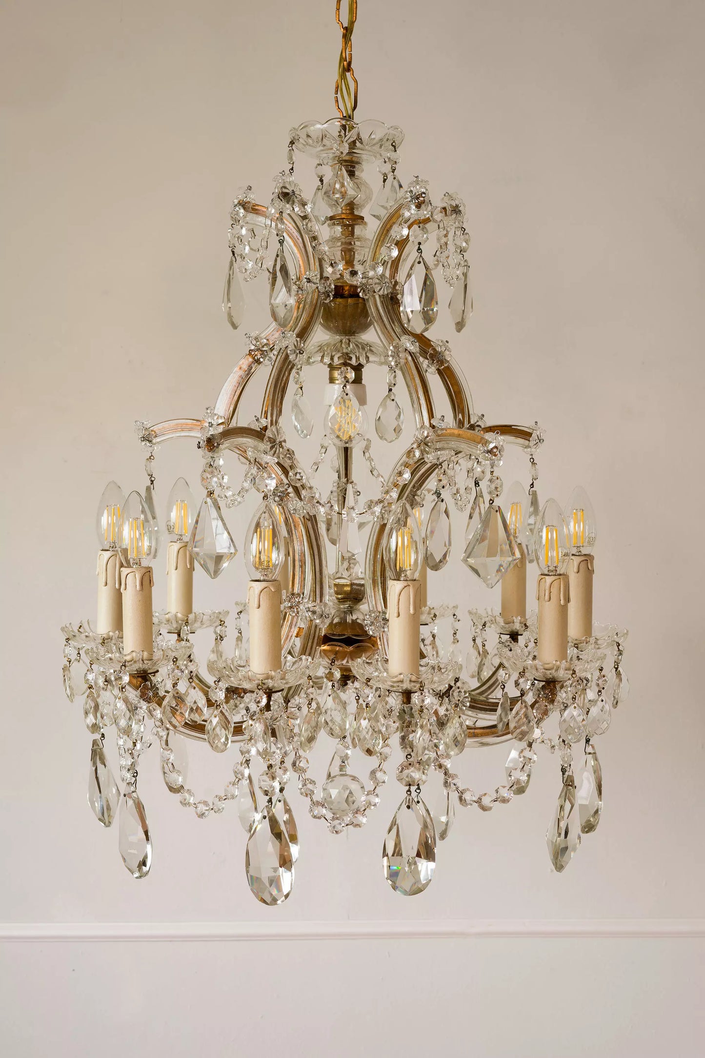 Elegante lampadario vintage in cristallo stile Maria Teresa, perfetto per un soggiorno classico.| Lo Stile Italiano