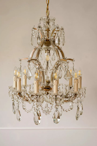 Elegante lampadario vintage in cristallo stile Maria Teresa, perfetto per un soggiorno classico.| Lo Stile Italiano