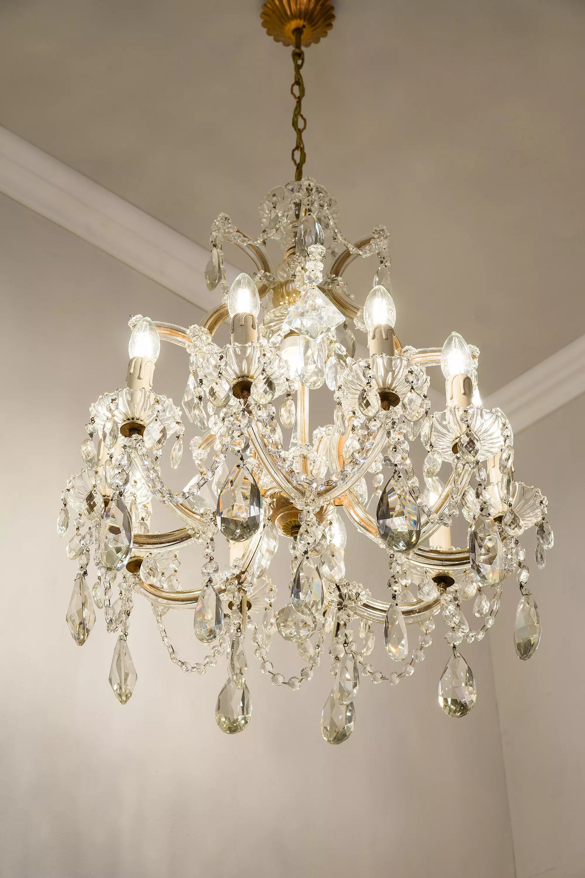 Lampadario antico in cristallo degli anni '40, ideale per aggiungere un tocco di lusso.| Lo Stile Italiano