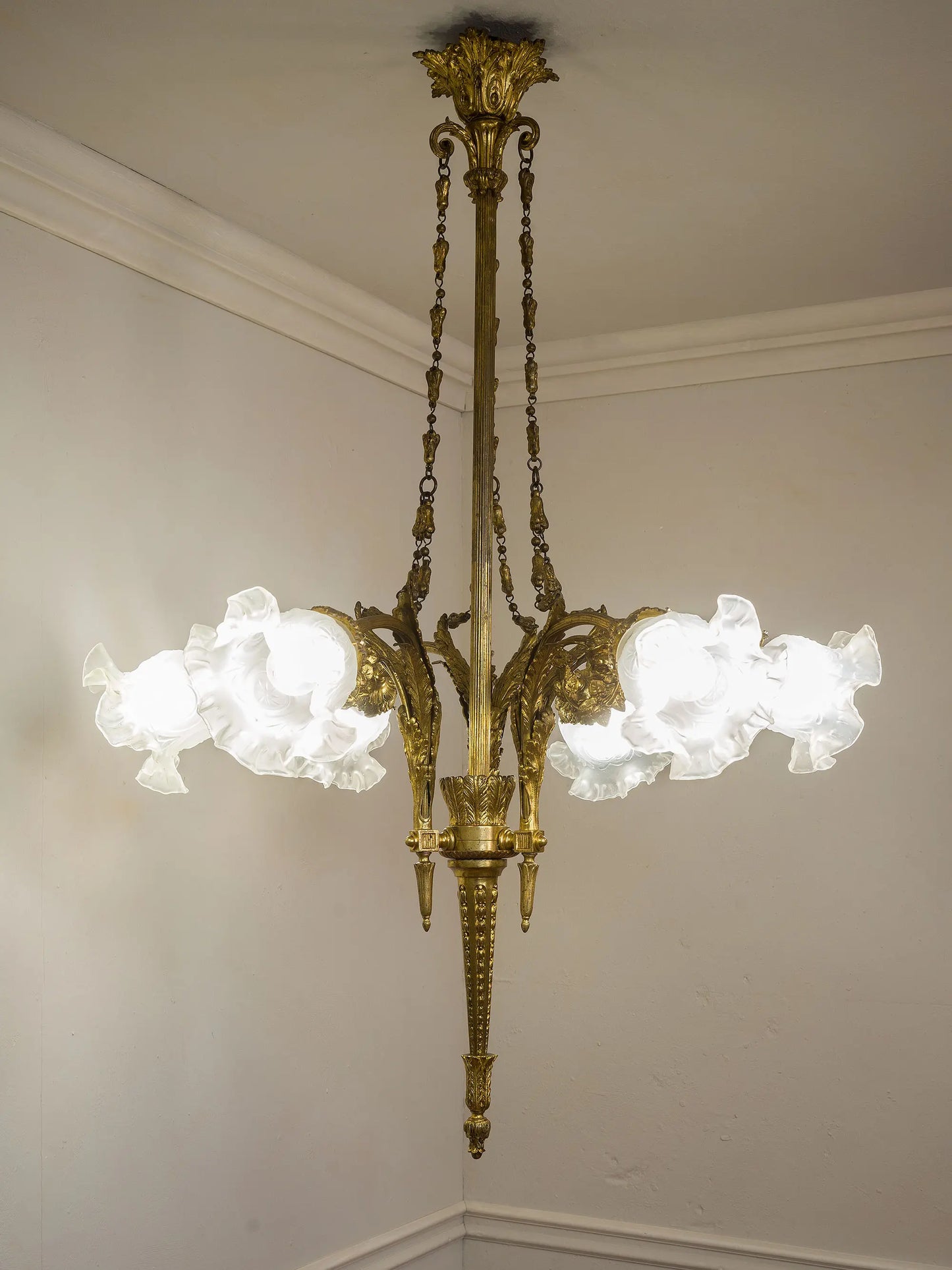 Antico Lampadario Impero in Bronzo Cesellato con Paralumi in Vetro Satinato | Lo Stile Italiano