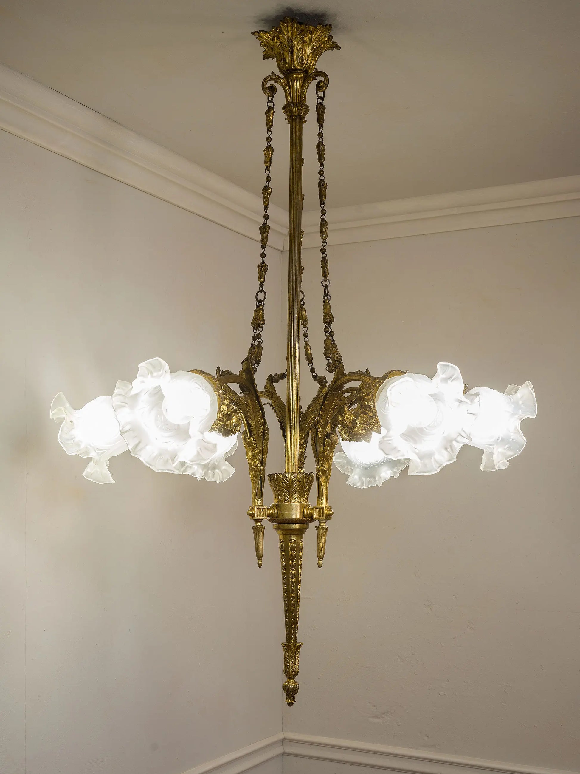 Antico Lampadario Impero in Bronzo Cesellato con Paralumi in Vetro Satinato | Lo Stile Italiano