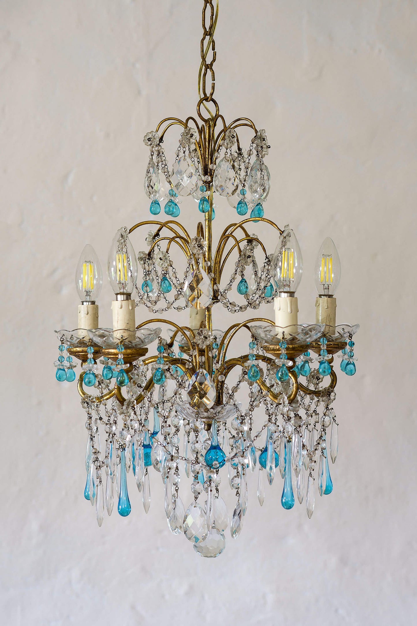 Lampadario vintage con cinque bracci e base in legno dorato. | Lo Stile Italiano