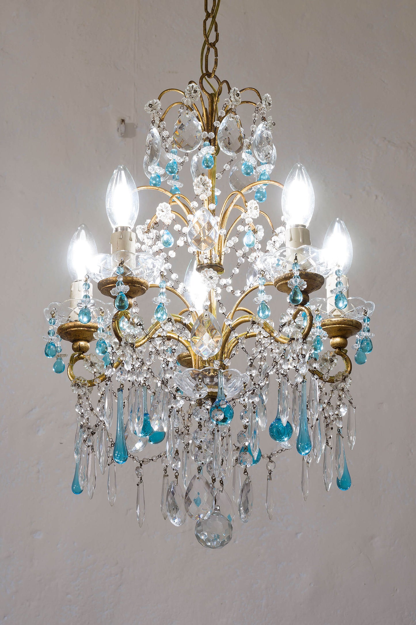 Gocce di vetro di Murano azzurro adornano il lampadario Fiorentino retrò. | Lo Stile Italiano