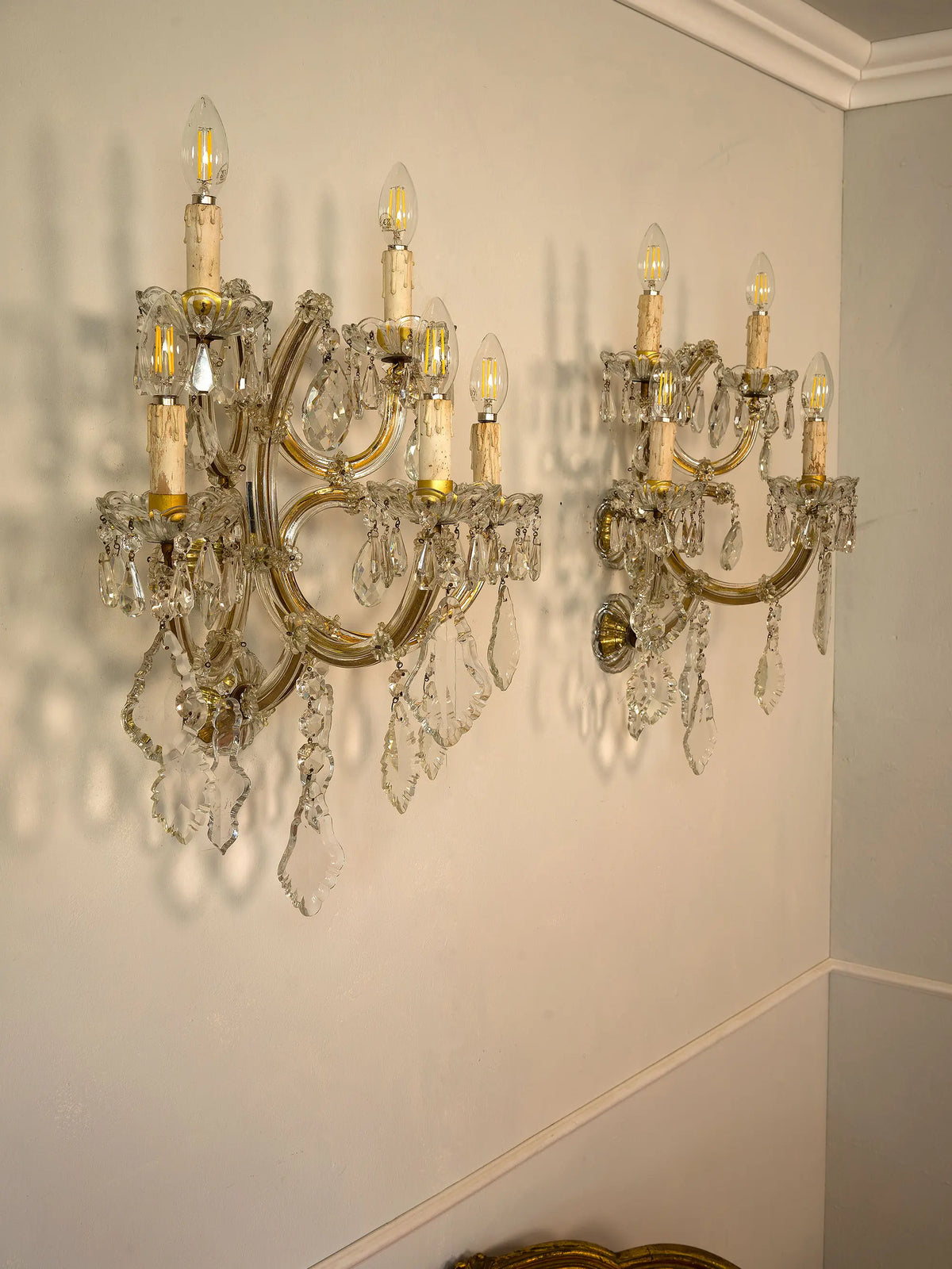 Coppia di applique in cristallo del primo Novecento con cinque luci ciascuna | Lo Stile Italiano