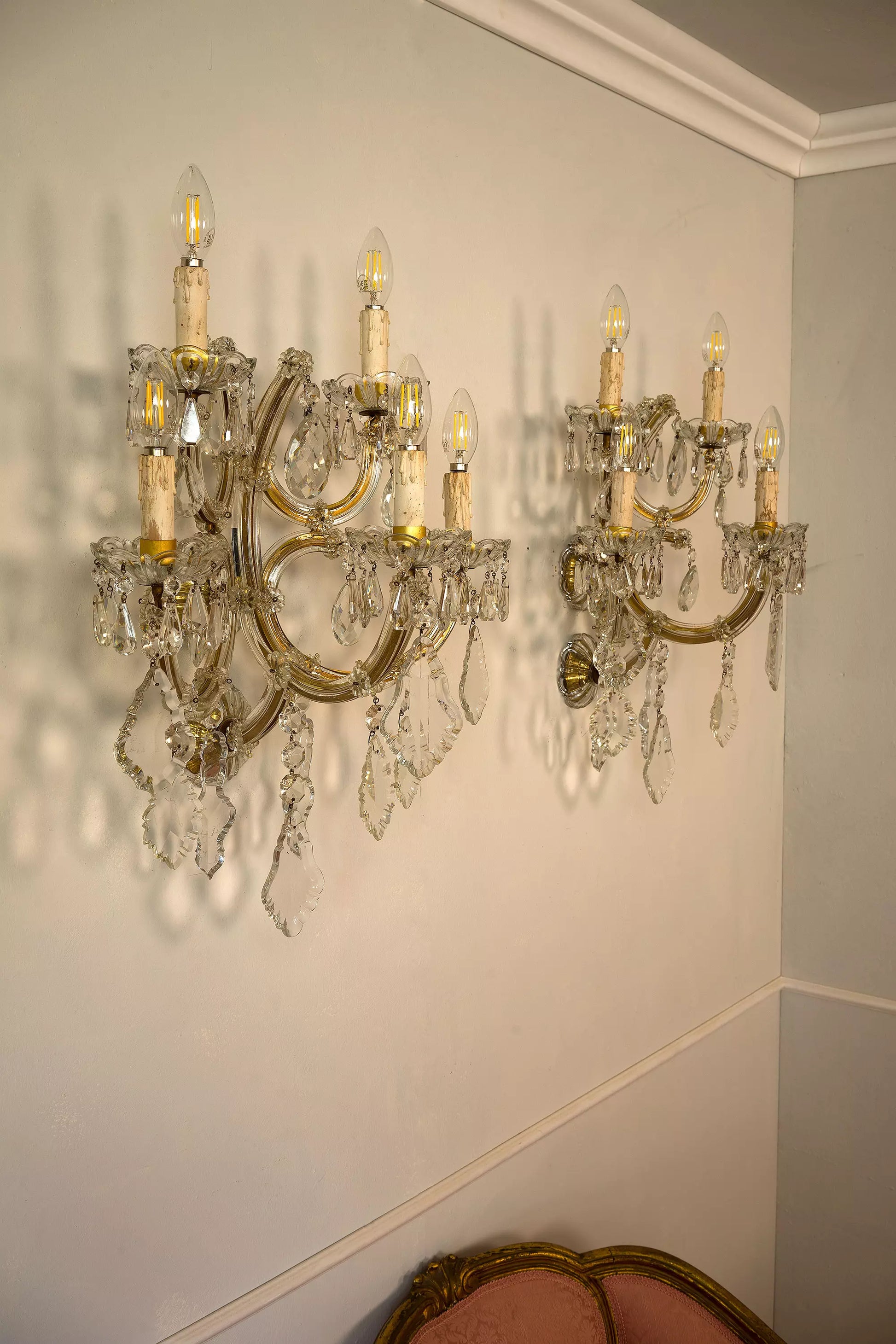 Iconiche lampade da parete in stile Maria Teresa, espressione di lusso e maestria artigianale | Lo Stile Italiano
