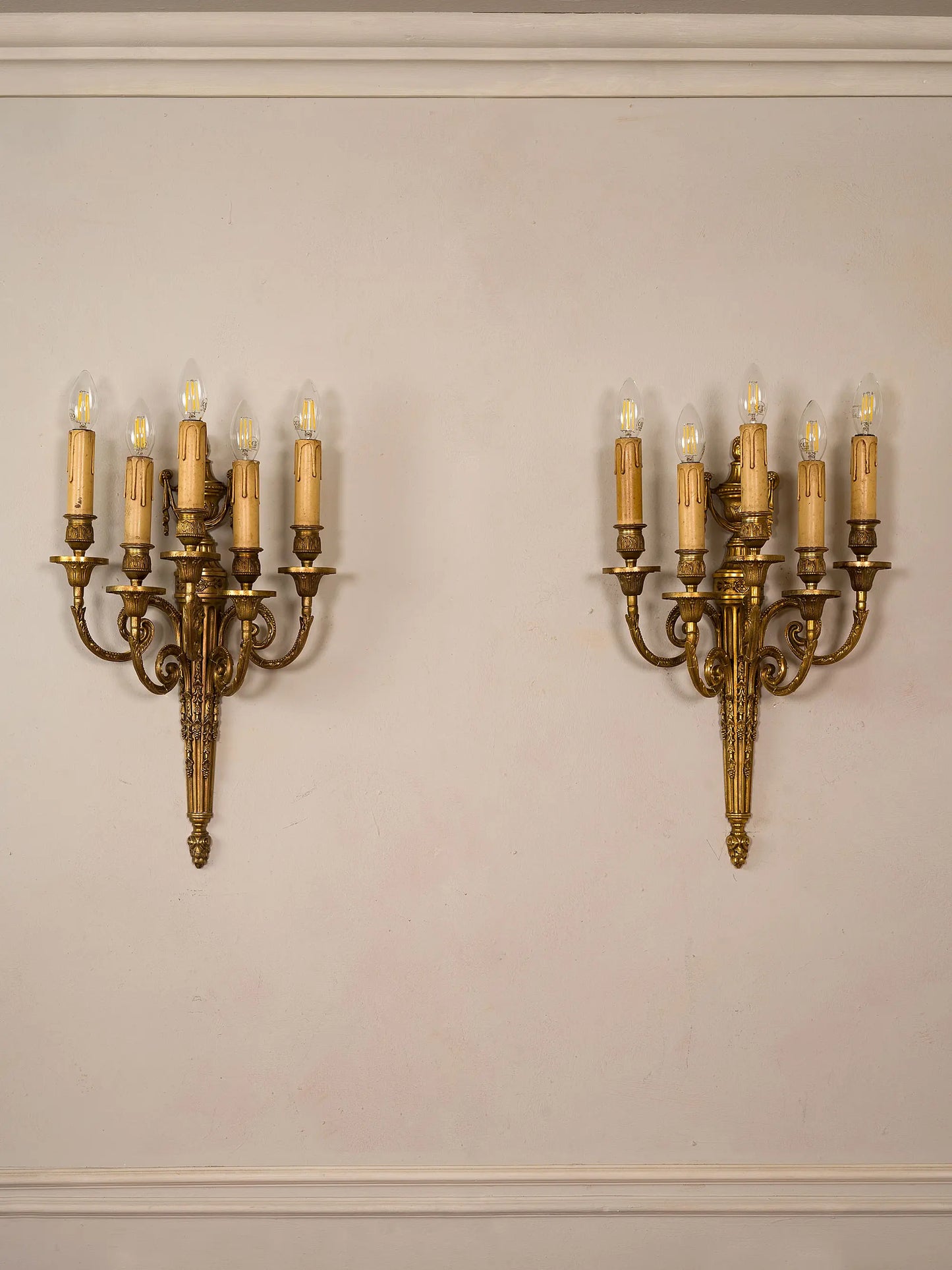 Coppia applique neoclassiche in ottone, con decorazioni a foglie e festoni | Lo-Stile-Italiano