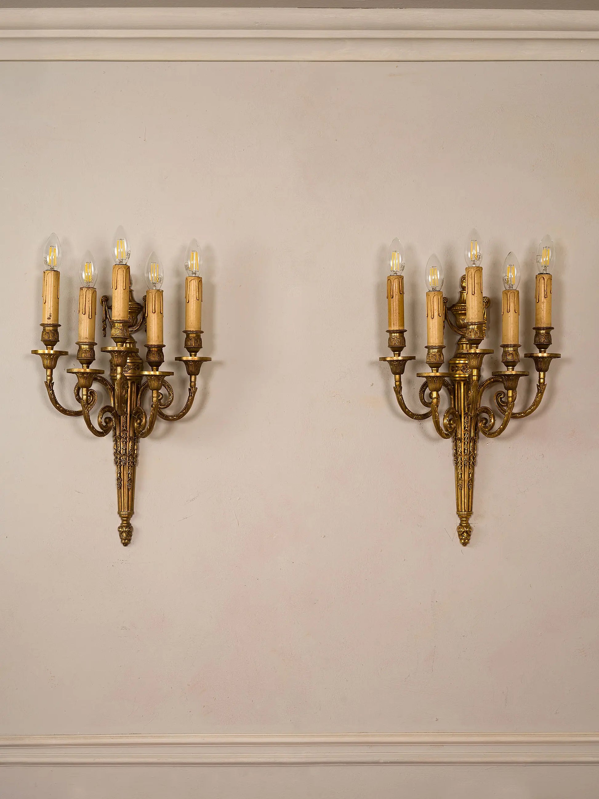 Coppia applique neoclassiche in ottone, con decorazioni a foglie e festoni | Lo-Stile-Italiano