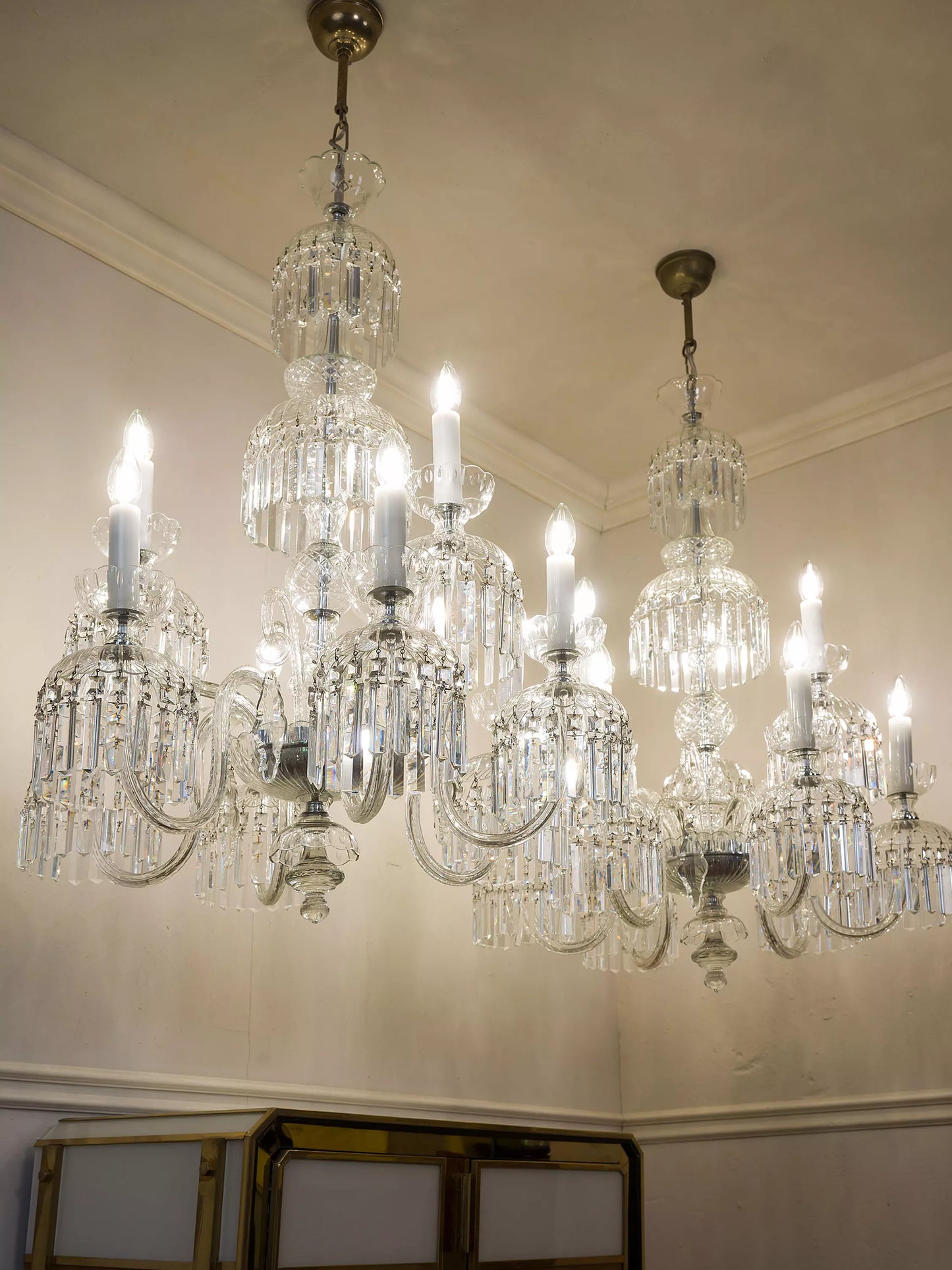 Coppia di eleganti lampadari in cristallo di Boemia, 9 luci, vintage anni'50 | Lo Stile Italiano