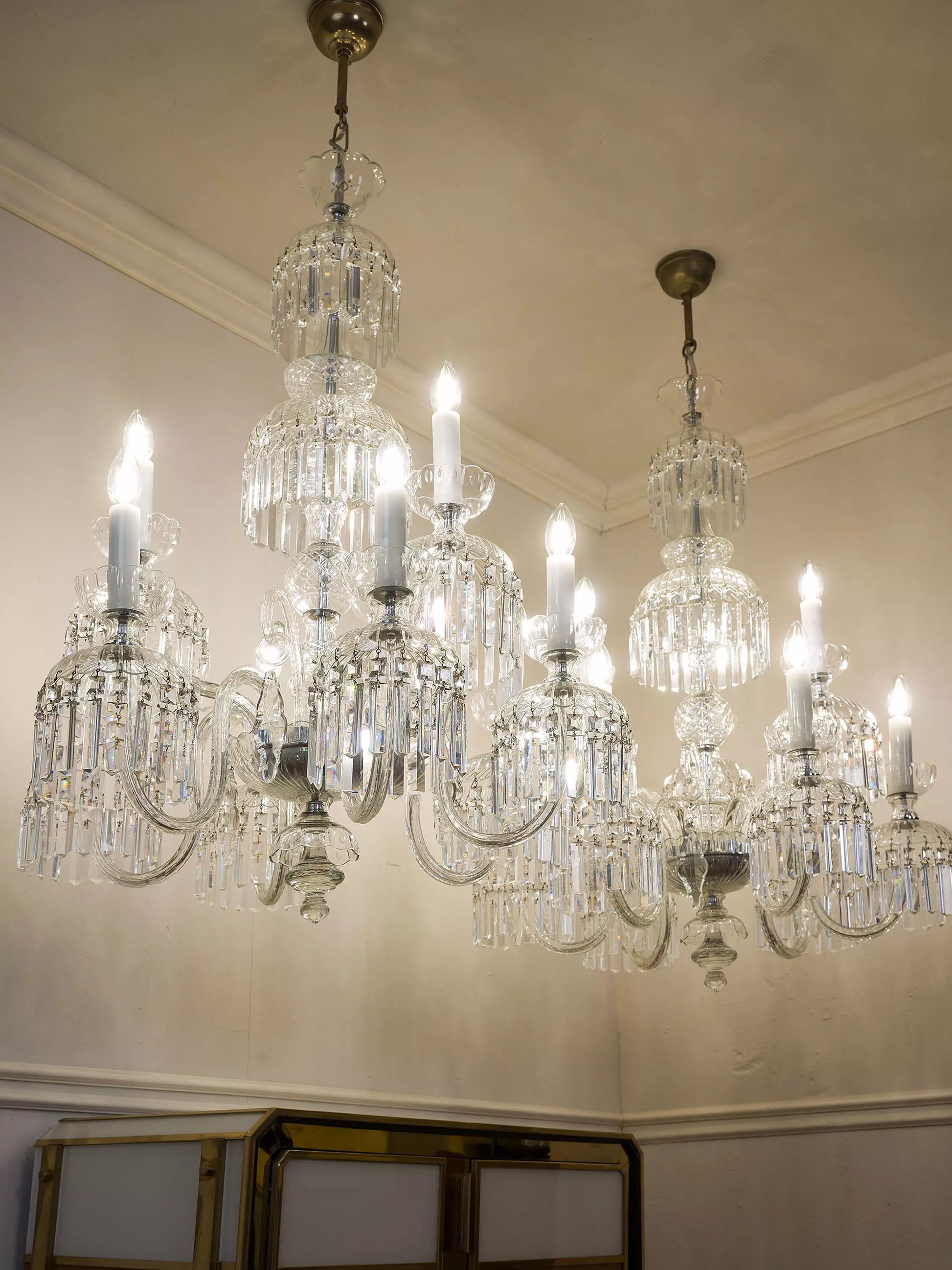 Coppia di eleganti lampadari in cristallo di Boemia, 9 luci, vintage anni'50 | Lo Stile Italiano