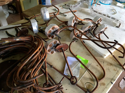 Fare di restauro parte metallica arrugginita del lampadario| Lo Stile Italiano