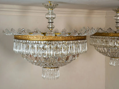 Coppia di lampadari Impero vintage in cristallo di Boemia, con prismi e foglie decorative in vetro. | Lo Stile Italiano