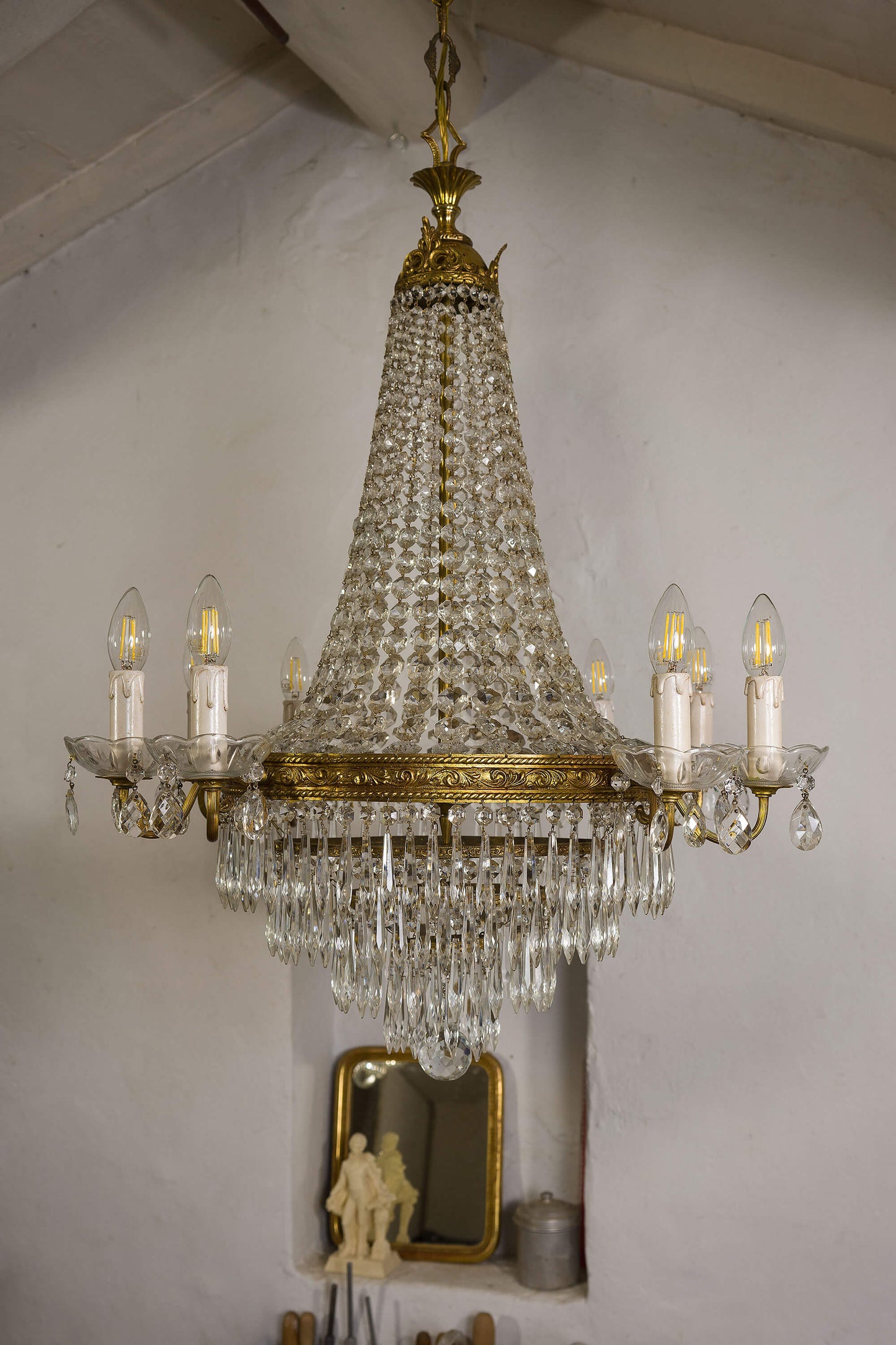 Elegante lampadario di cristallo e ottone cesellato.| Lo Stile Italiano