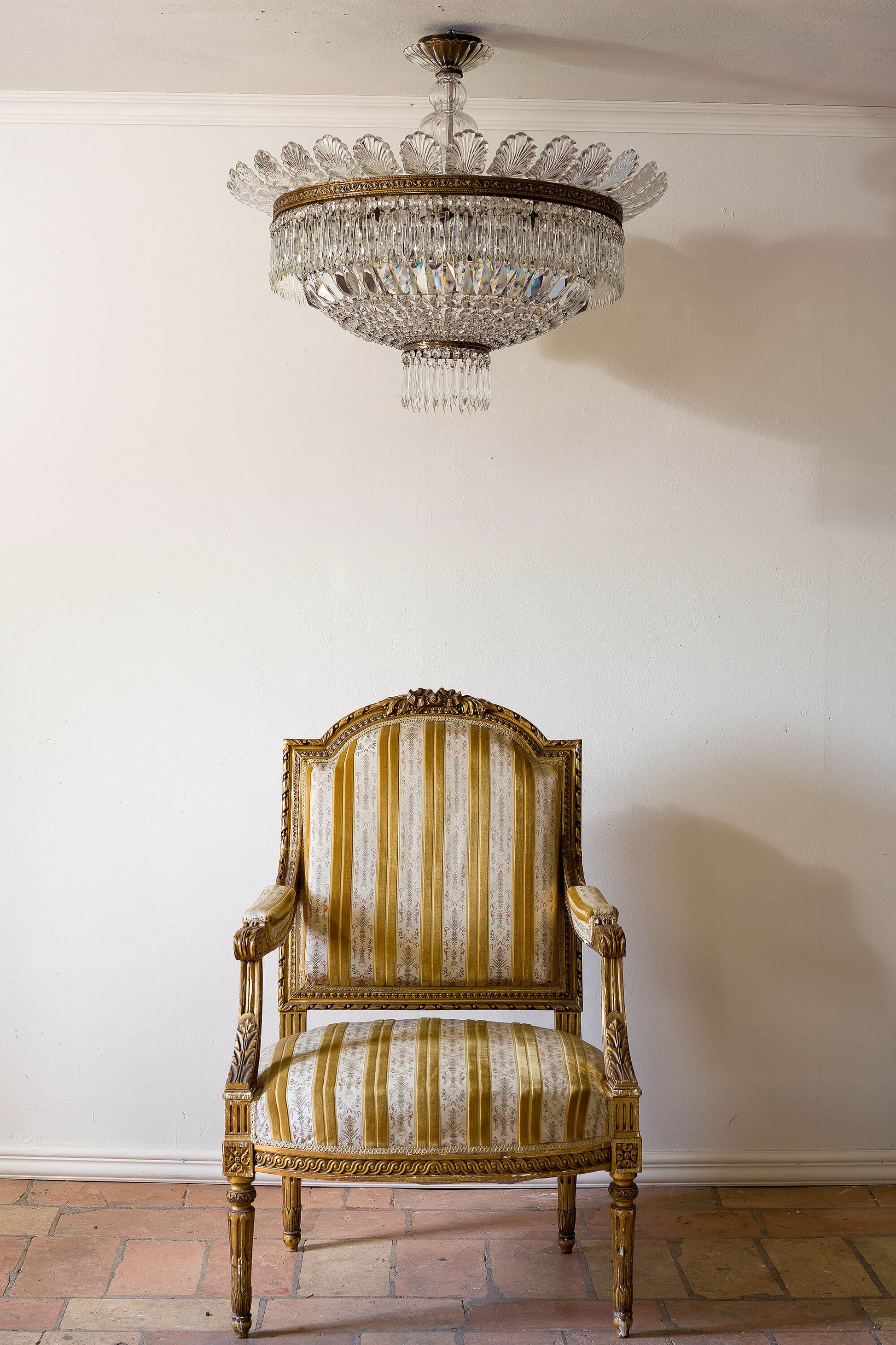 Grande lampadario di cristallo con poltrona Luigi XVI. | Lo Stile Italiano