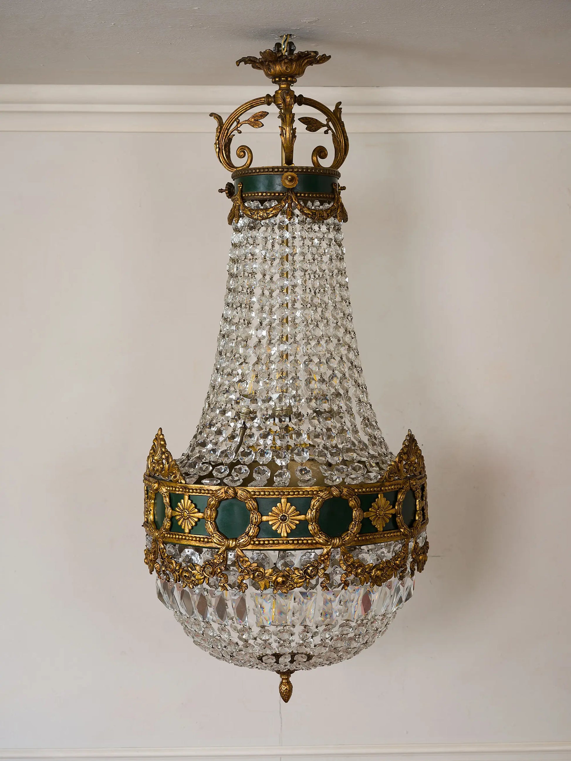 Lampadario a sospensione anni 40, con struttura in ottone dorato ricoperta da file di cristalli molati creano la forma a mongolfiera | Lo Stile Italiano