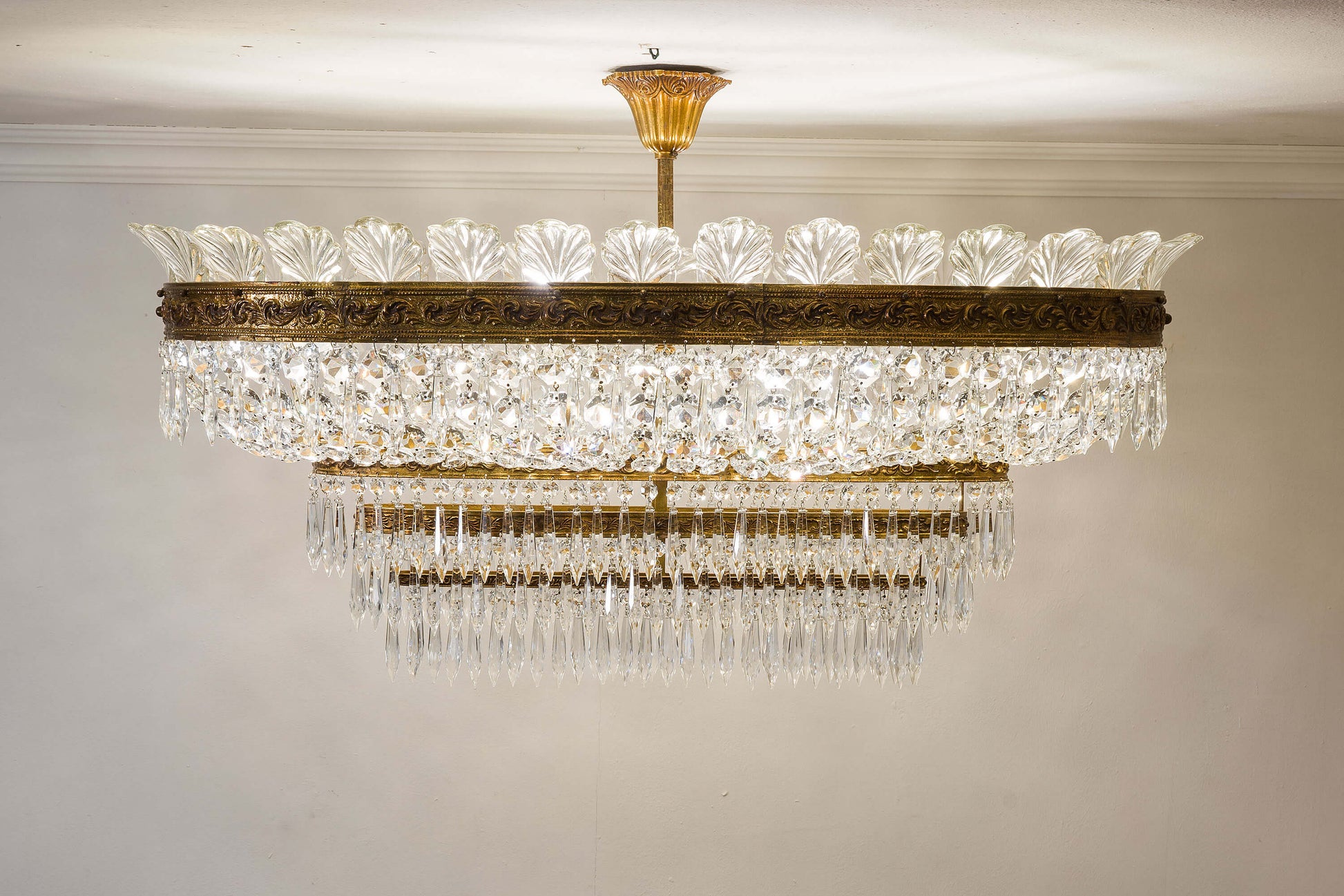 Grande Lampadario in Cristallo Stile Impero di forma ovale a mongolfiera. | Lo Stile Italiano