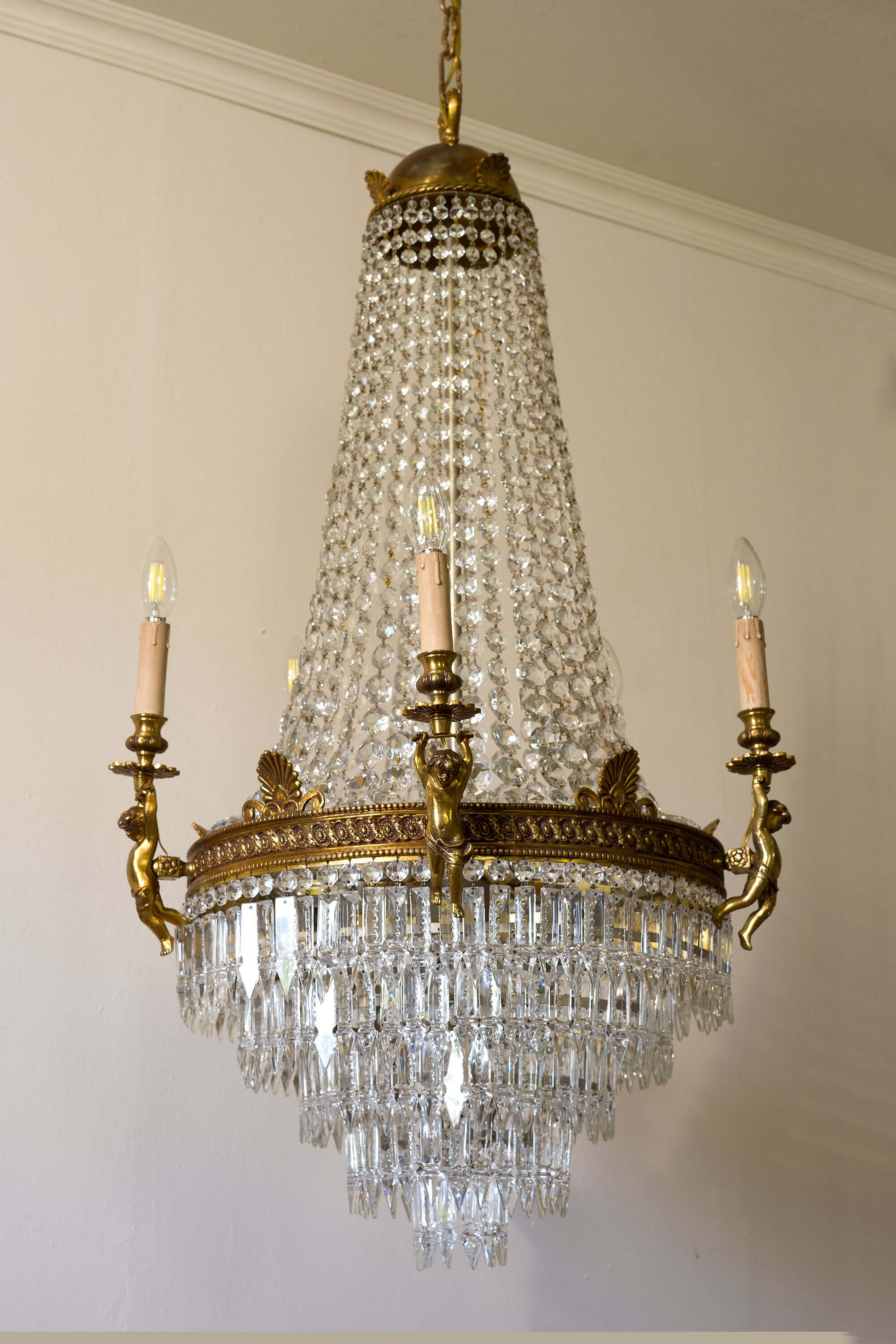 Lampadario di Elegante Design in Bronzo, Arricchito da Cristalli e Vetro. | Lo Stile Italiano