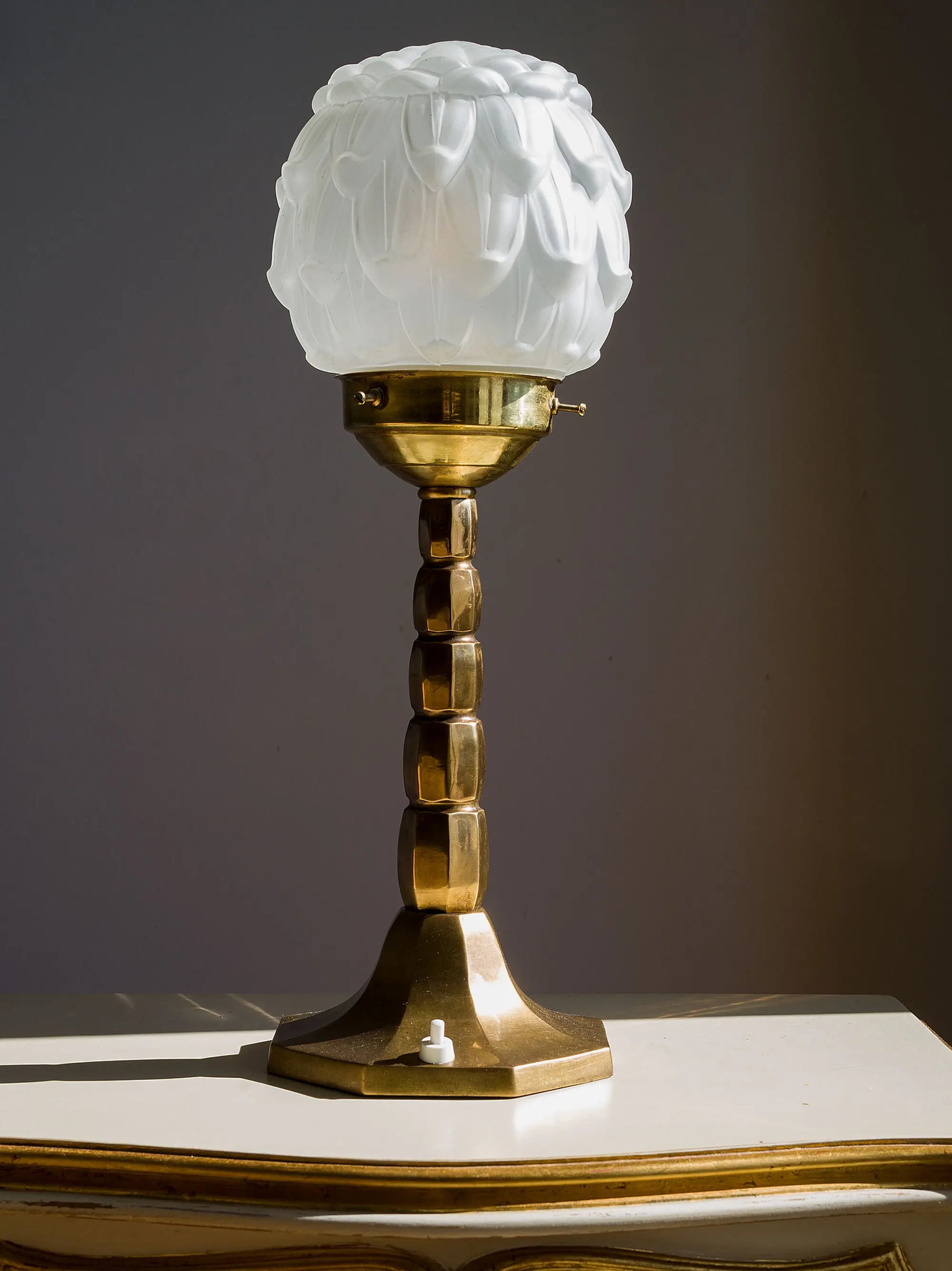 Lampada Art Deco con paralume in vetro opalino | Lo Stile Italiano