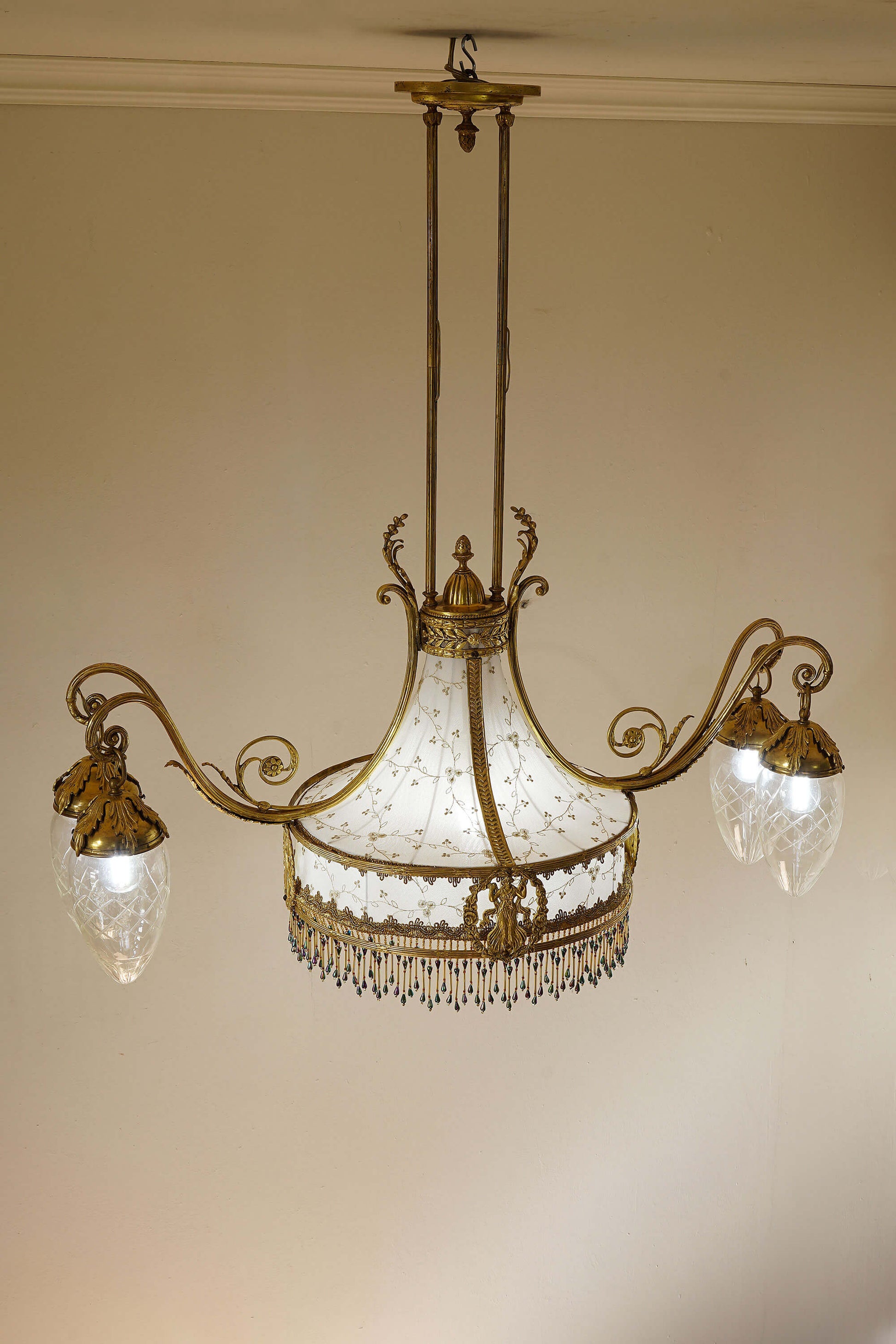 Antico Lampadario Art Nouveau in ottone dorato con paralume in tessuto "Tulle" ricamato. | Lo Stile Italiano