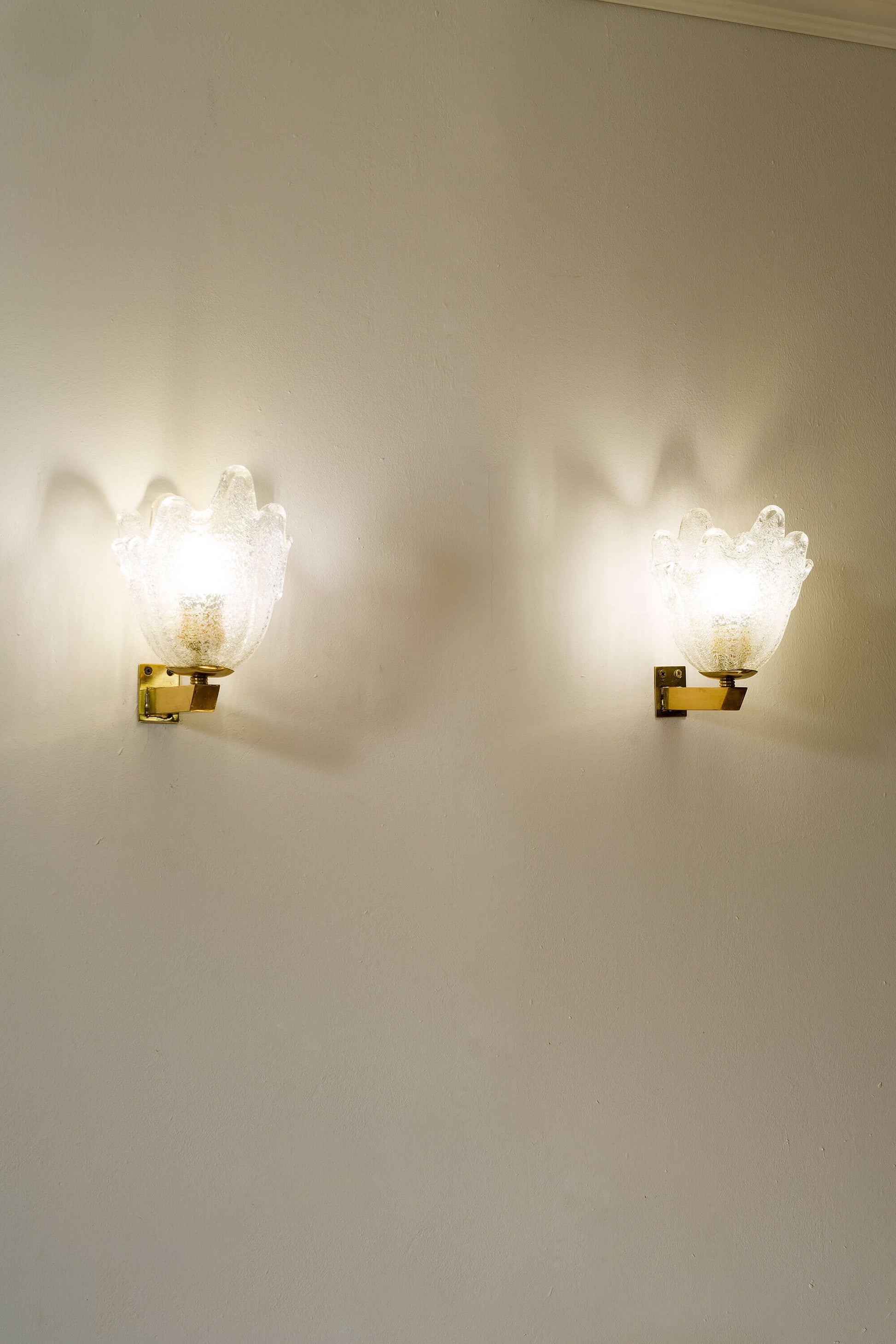 Lampade a muro vintage, create a mano da artigiani veneziani, con vetro di graniglia per una luminosità delicata.|Lo Stile Italiano