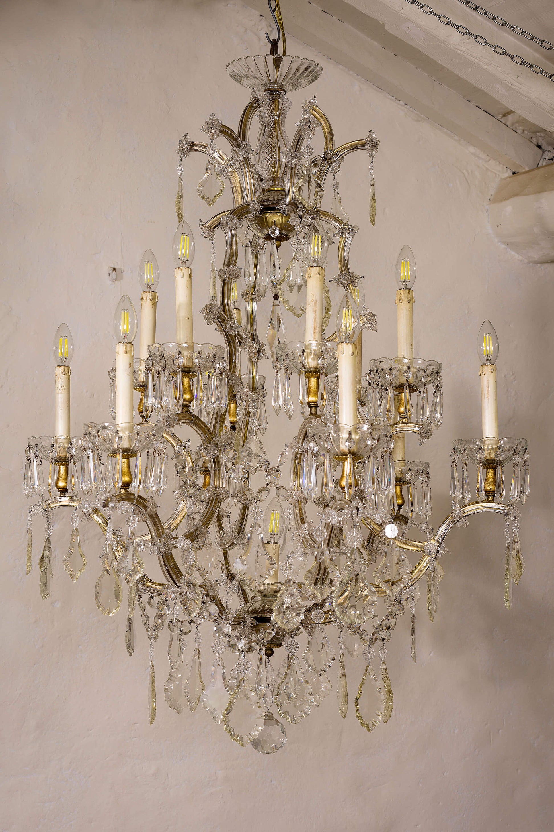 Elegante lampadario Maria Teresa con coppe di cristallo sorrette da fregi in legno dorato in foglia oro. | Lo Stile Italiano