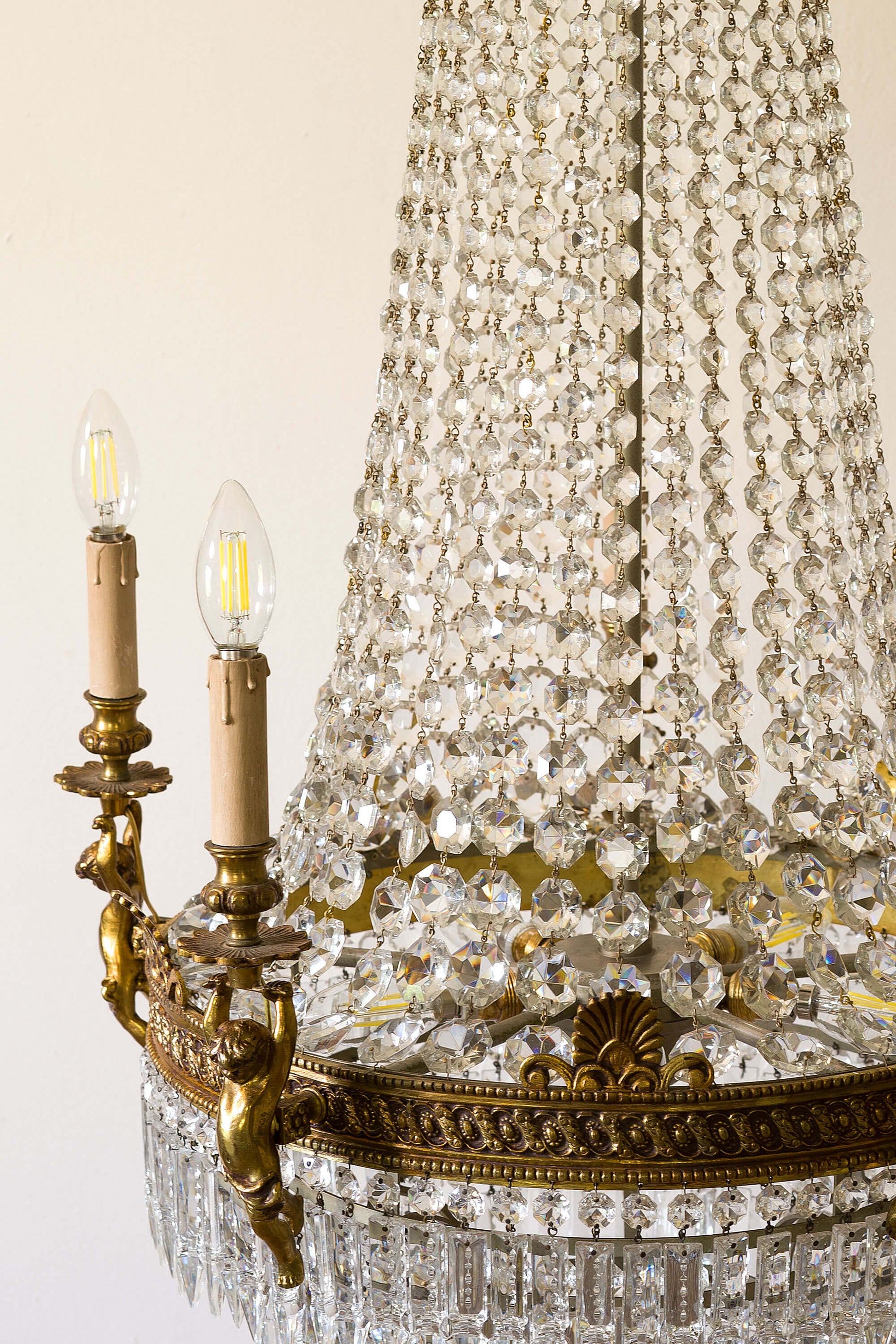 Lampadario Raffinato Illuminato da Dieci Luci e Decorato con Cristalli. | Lo Stile Italiano
