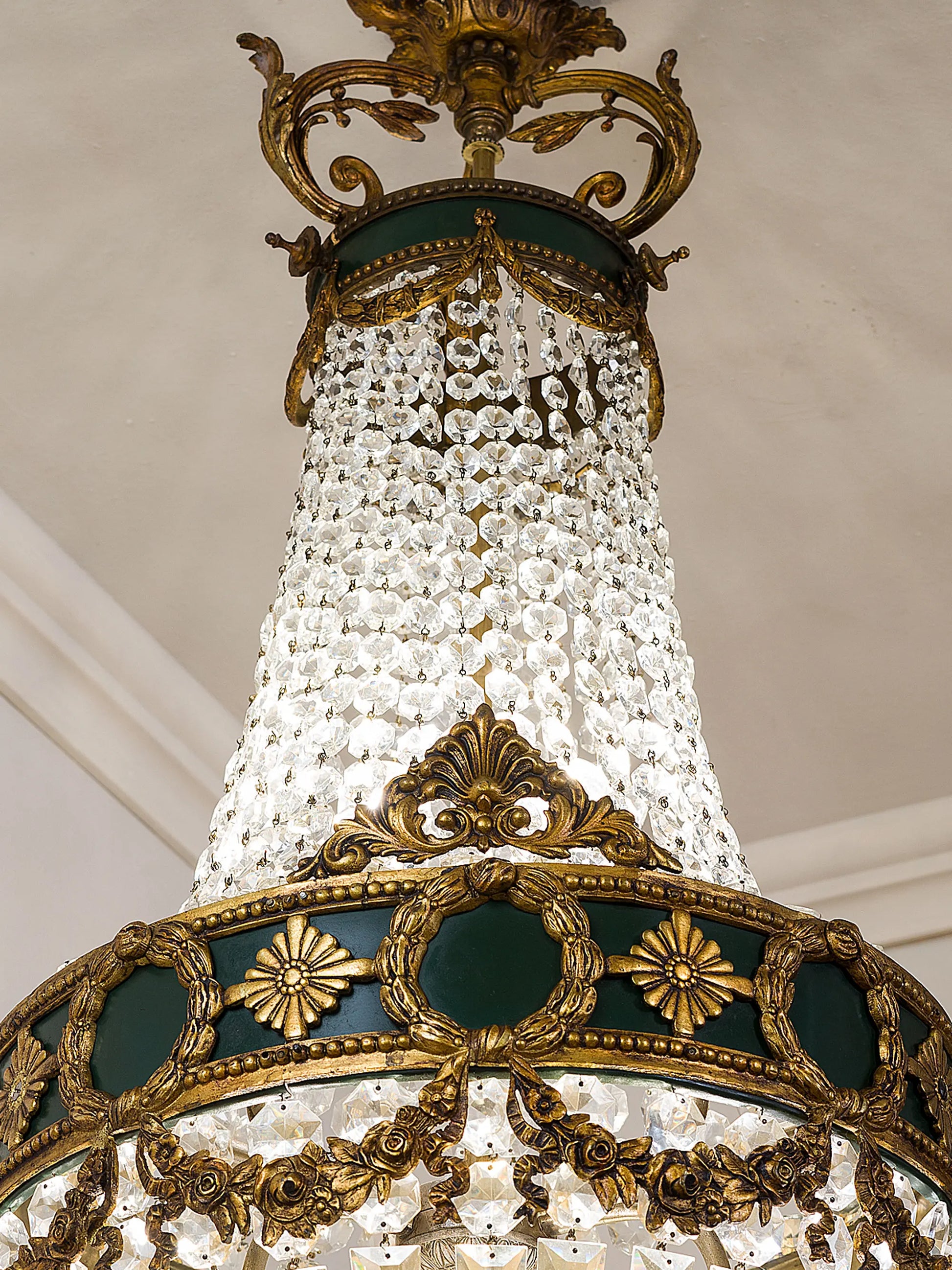 Dettaglio della struttura in ottone del lampadario | Lo Stile Italiano