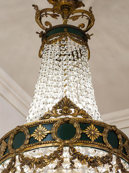 Dettaglio della struttura in ottone del lampadario | Lo Stile Italiano