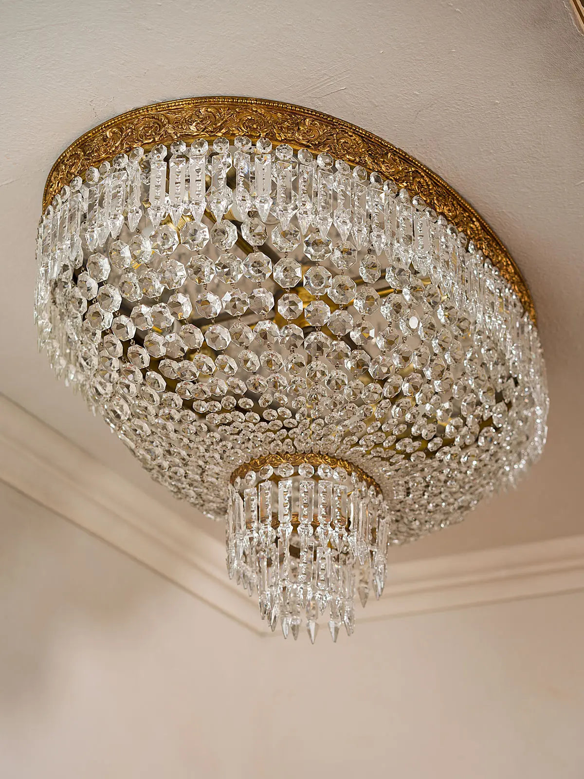 Antica plafoniera ovale in cristallo e ottone cesellato, 8 luci. -  Lo Stile Italiano