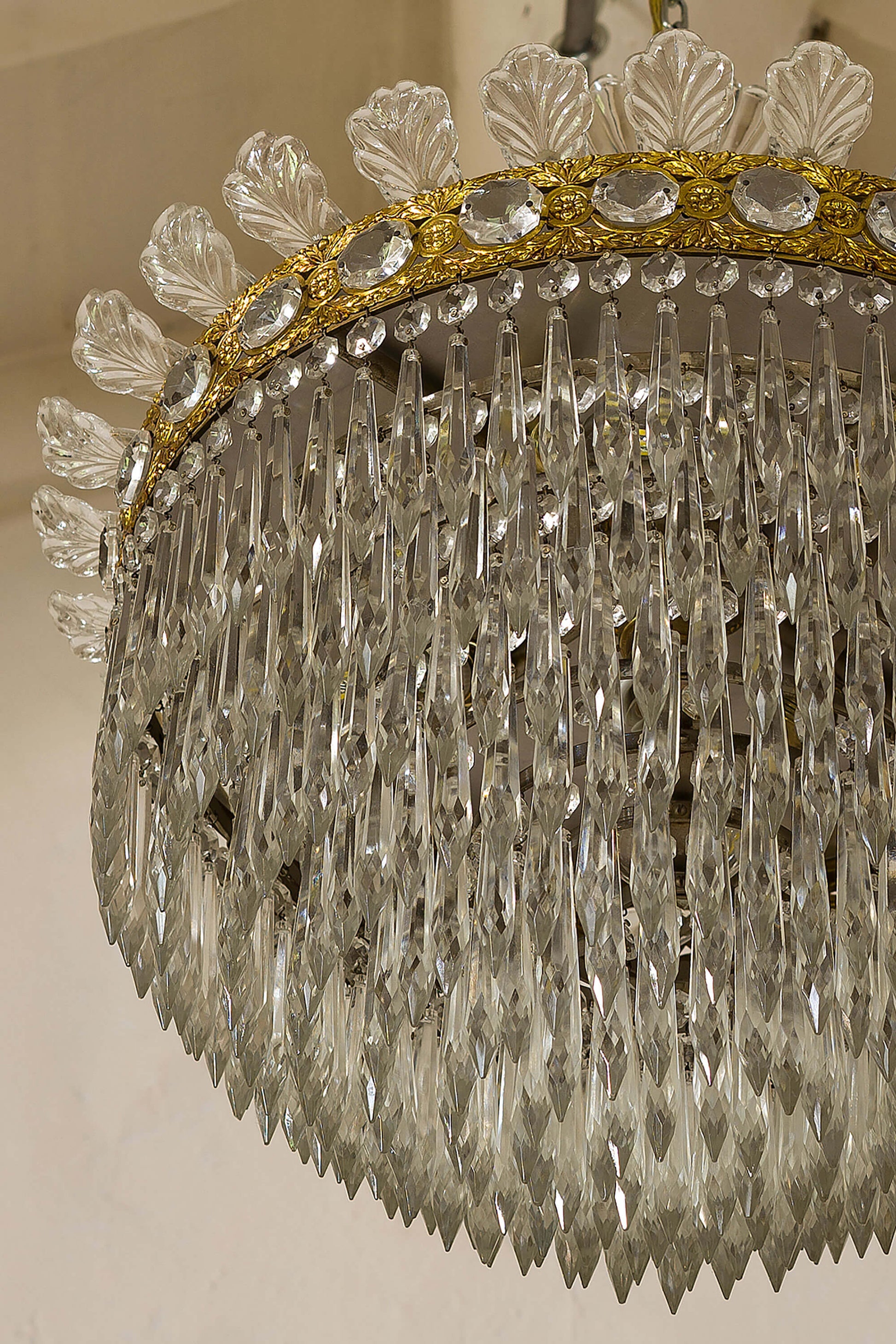 Antica plafoniera impero con foglie di cristallo e gocce di cristallo pendenti. | Lo Stile Italiano