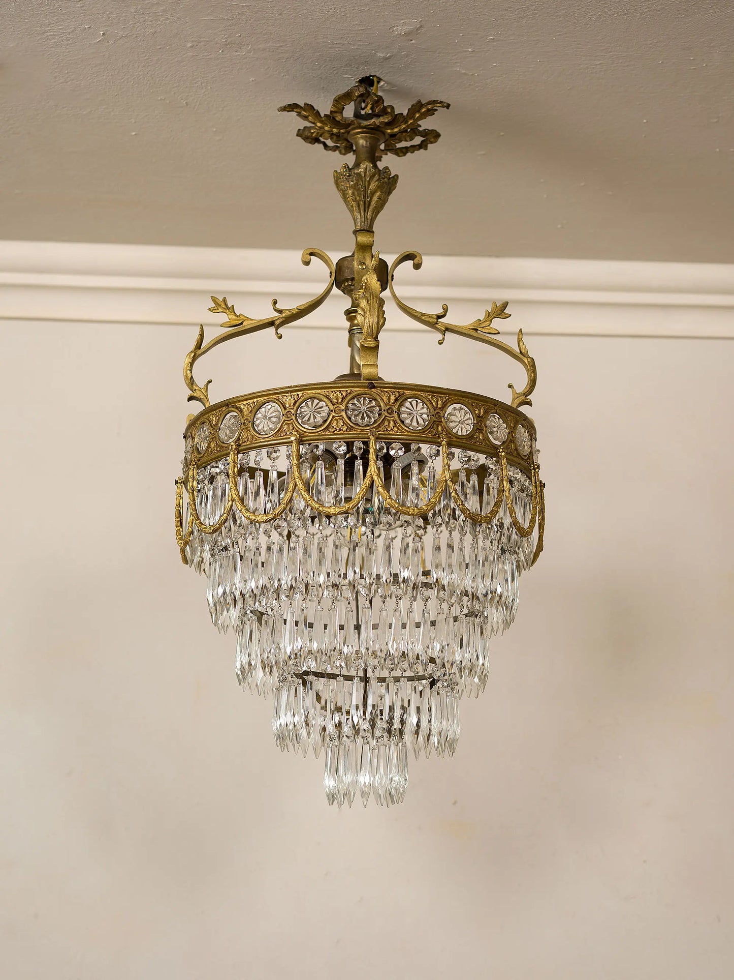 Lampadario Vintage dei primi anni del 900 realizzato in bronzo cesellato e arricchito con gocce di cristallo molato | Lo Stile Italiano