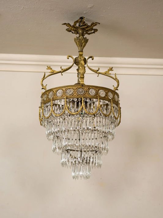 Lampadario Vintage dei primi anni del 900 realizzato in bronzo cesellato e arricchito con gocce di cristallo molato | Lo Stile Italiano