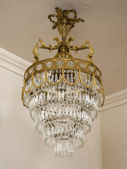 Elegante lampadario vintage da camera in stile neoclassico, illuminato da 4 luci interne| Lo Stile Italiano