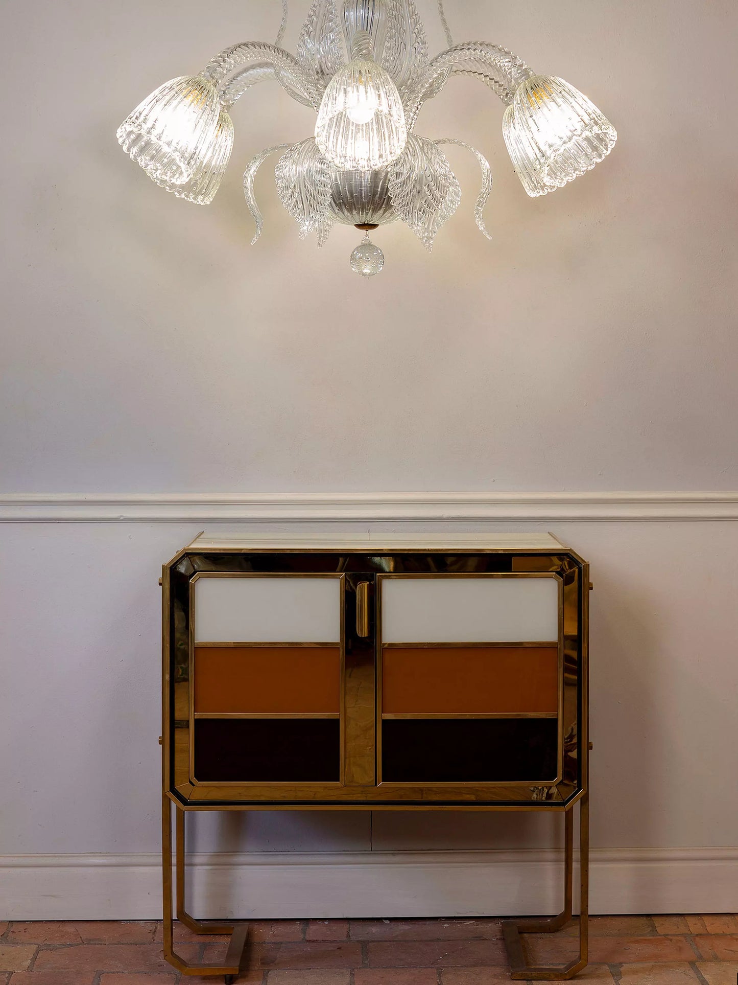 Lampadario antico Art Déco in vetro veneziano e credenza Déco in vetro colorato. | Lo Stile Italiano