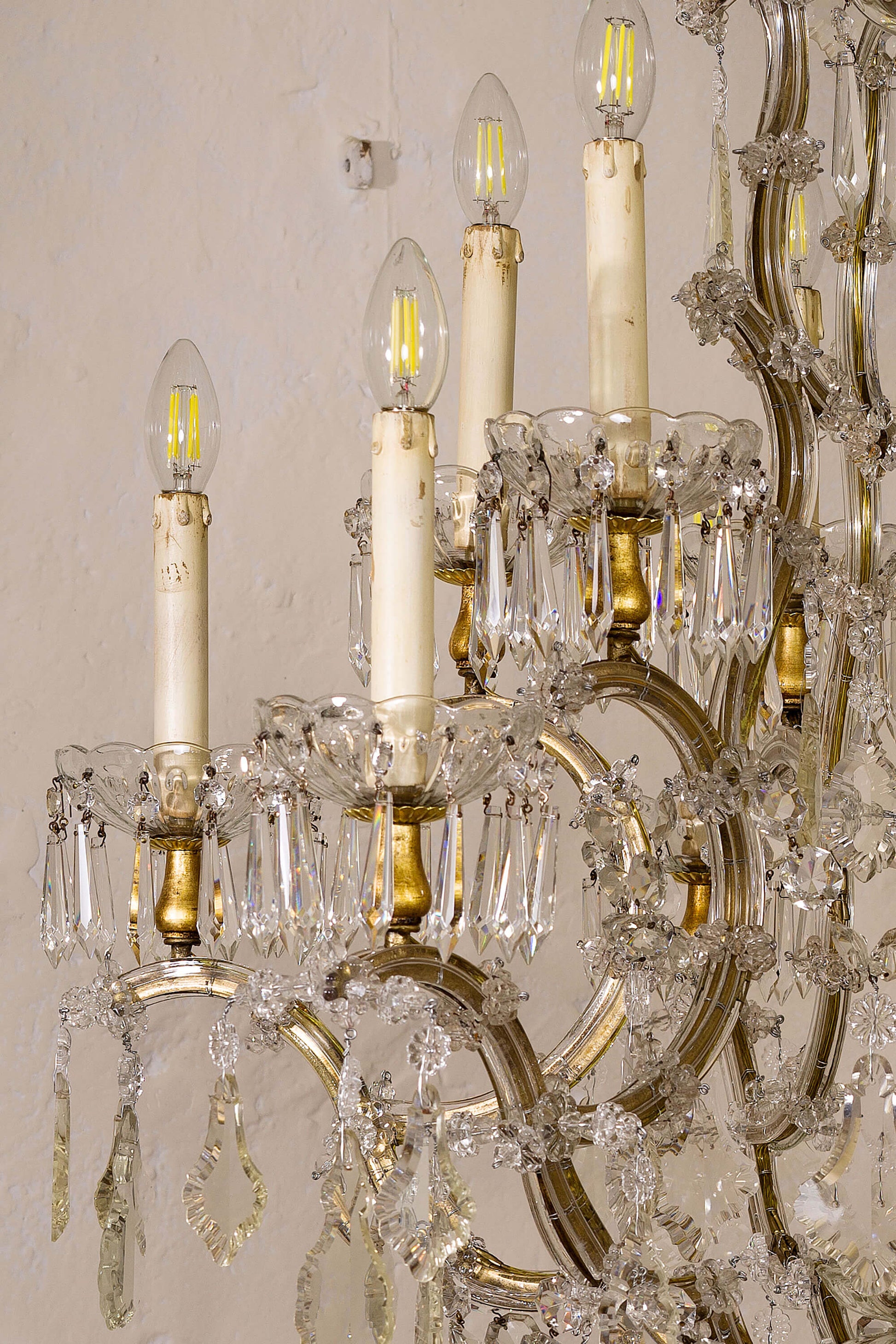 Lampadario in ferro battuto e vetro. | Lo Stile Italiano