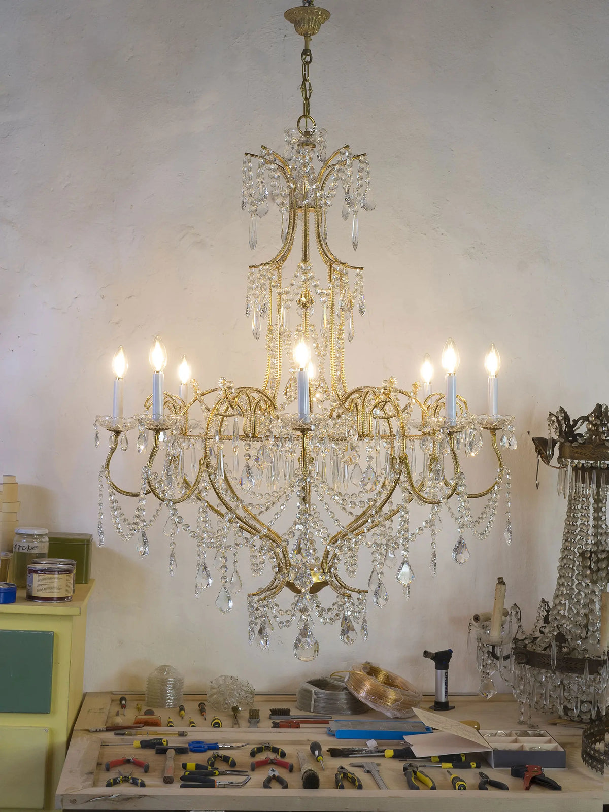 Large Empire-style chandelier in gilded brass with hanging drops, 8 lights - Lo Stile Italiano