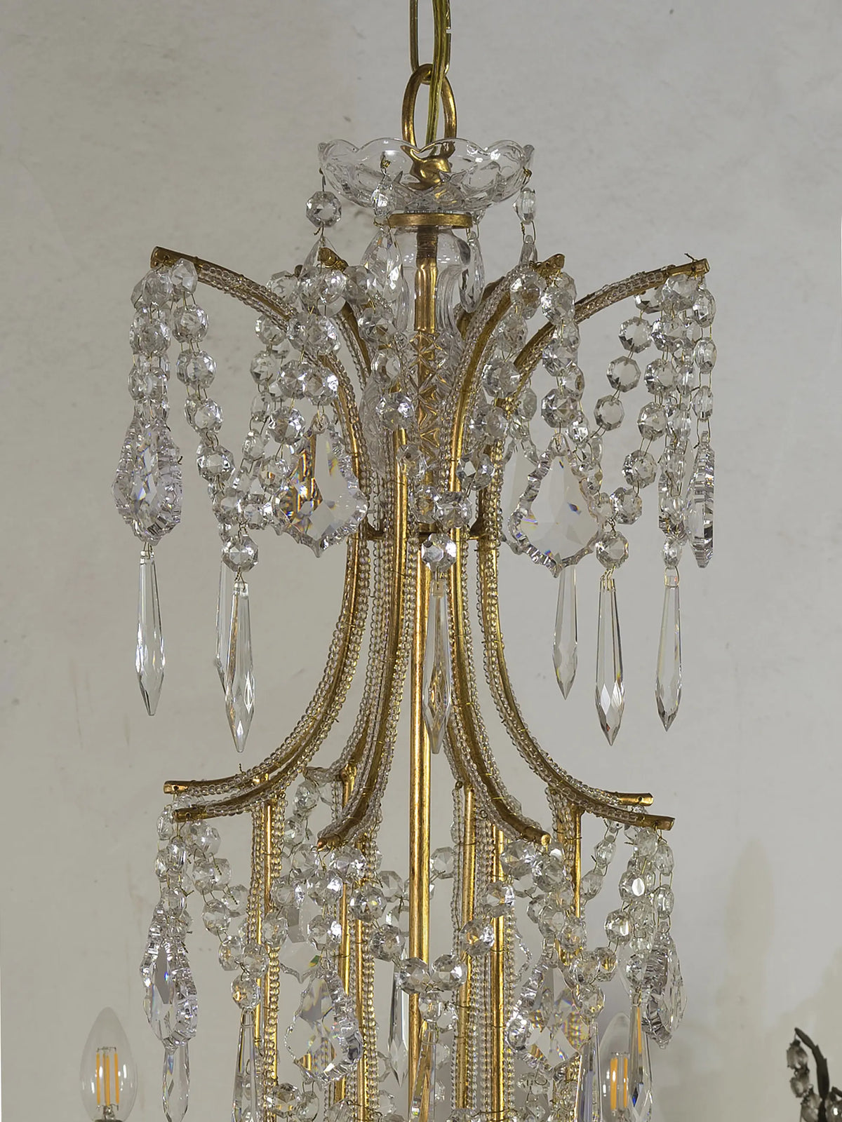 detail of the upper part of the chandelier | Lo Stile Italiano