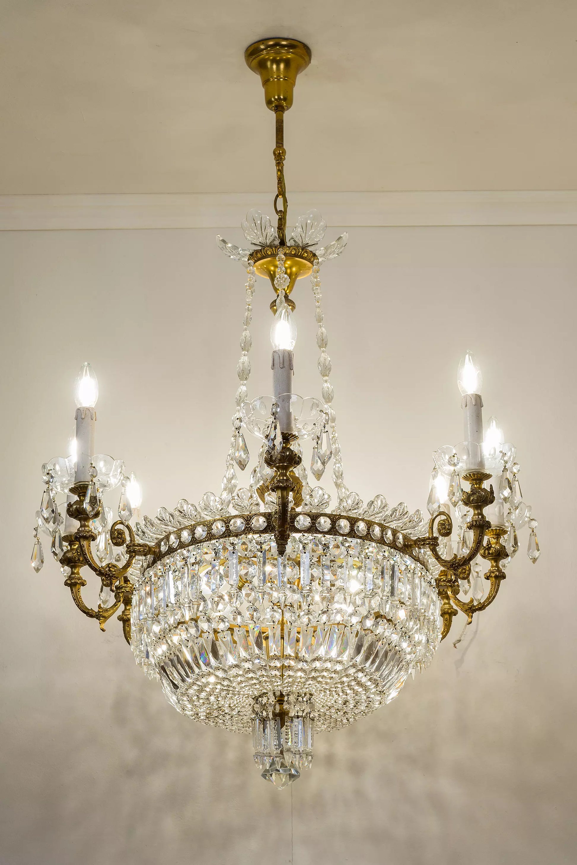 Antico lampadario a goccia realizzato in ottone e cristallo.| Lo Stile Italiano