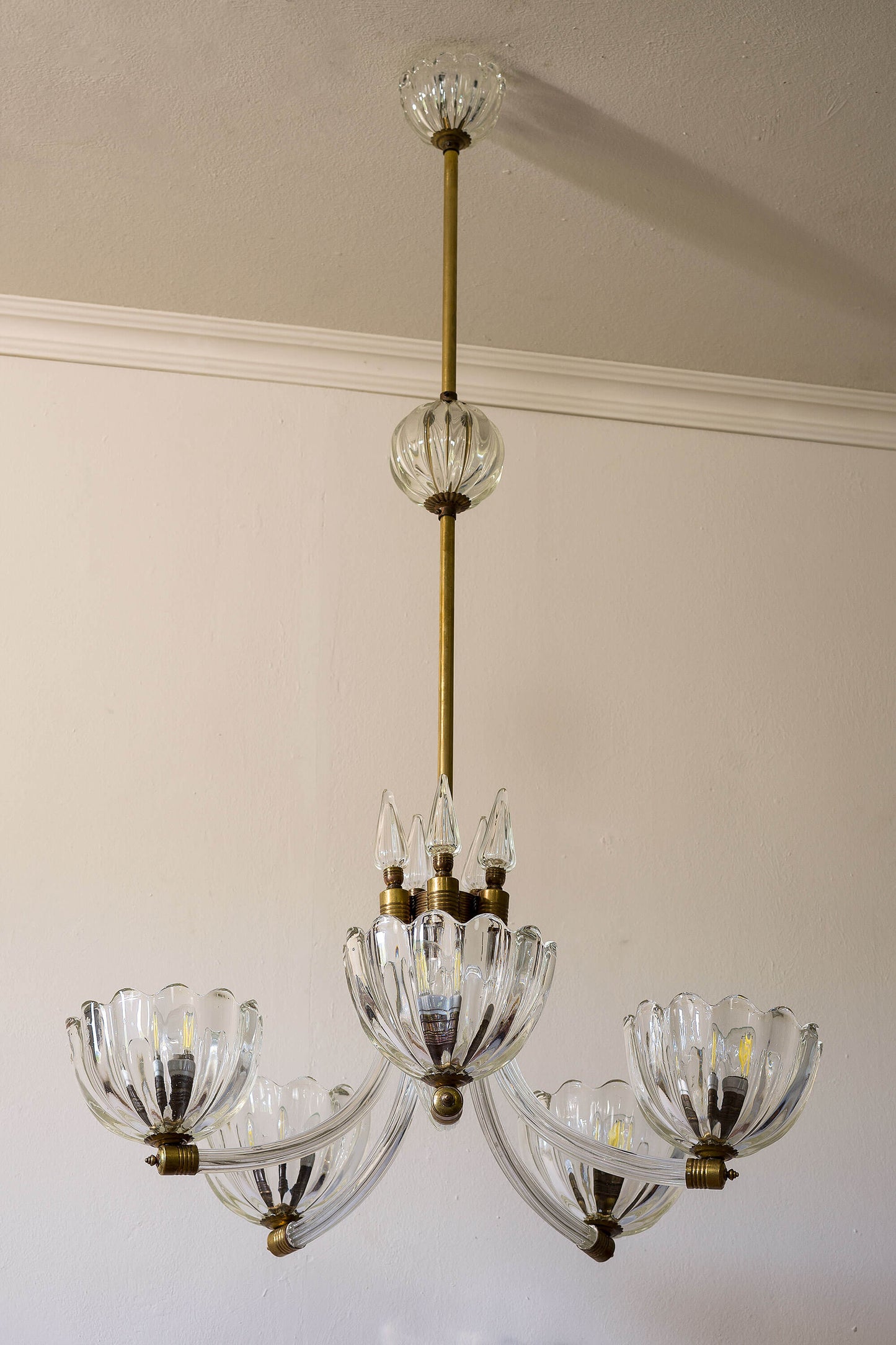 Lampadario vintage in vetro di Murano, caratterizzato da un design artigianale italiano degli anni '40, con particolari dettagliati e puntali in vetro. | Lo Stile Italiano