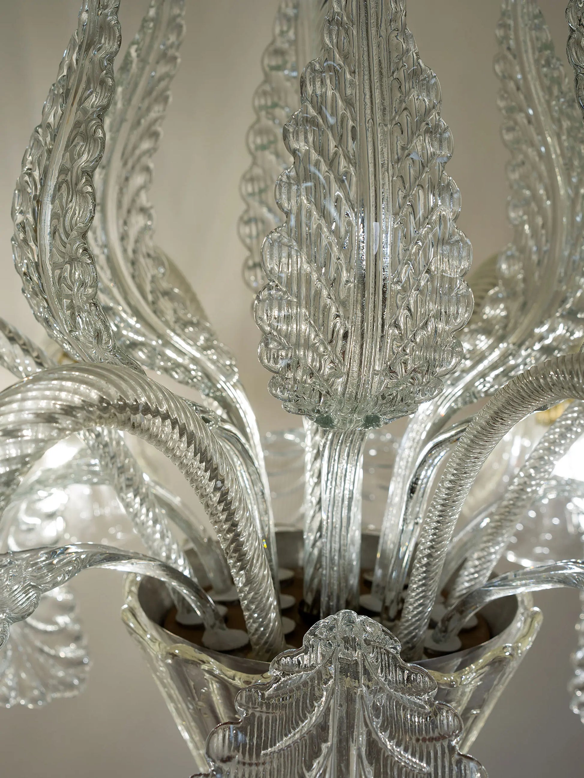 Lampadario artistico in vetro trasparente e dettagli in rilievo a forma di foglia | Lo Stile Italiano