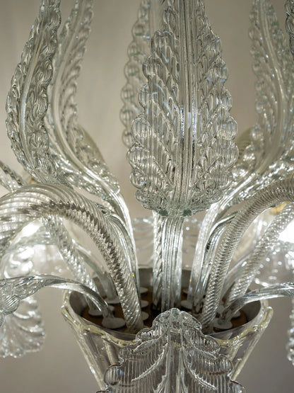 Lampadario artistico in vetro trasparente e dettagli in rilievo a forma di foglia | Lo Stile Italiano