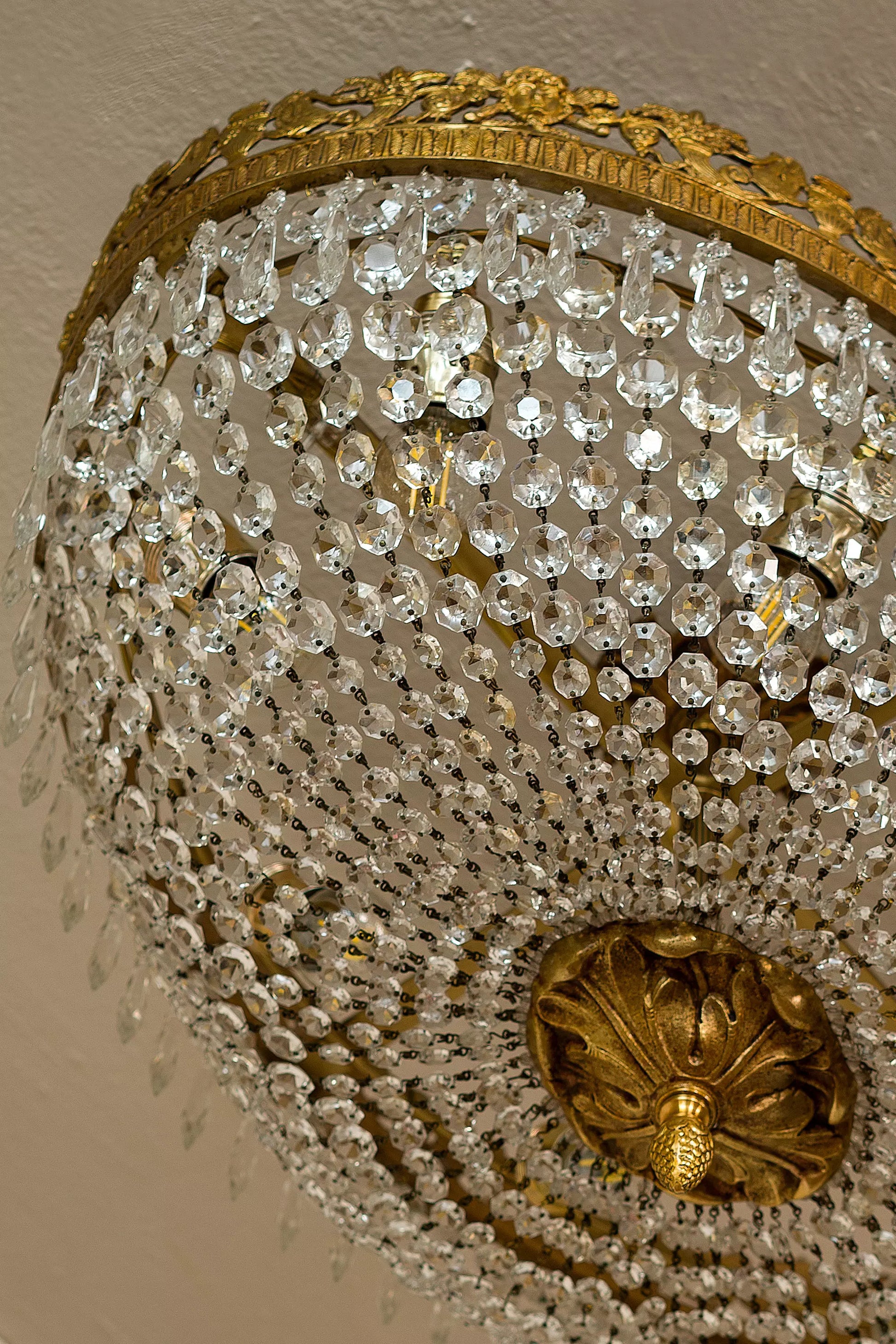 Elegante plafoniera in cristallo di Boemia a forma di mongolfiera ovale. | Lo Stile Italiano