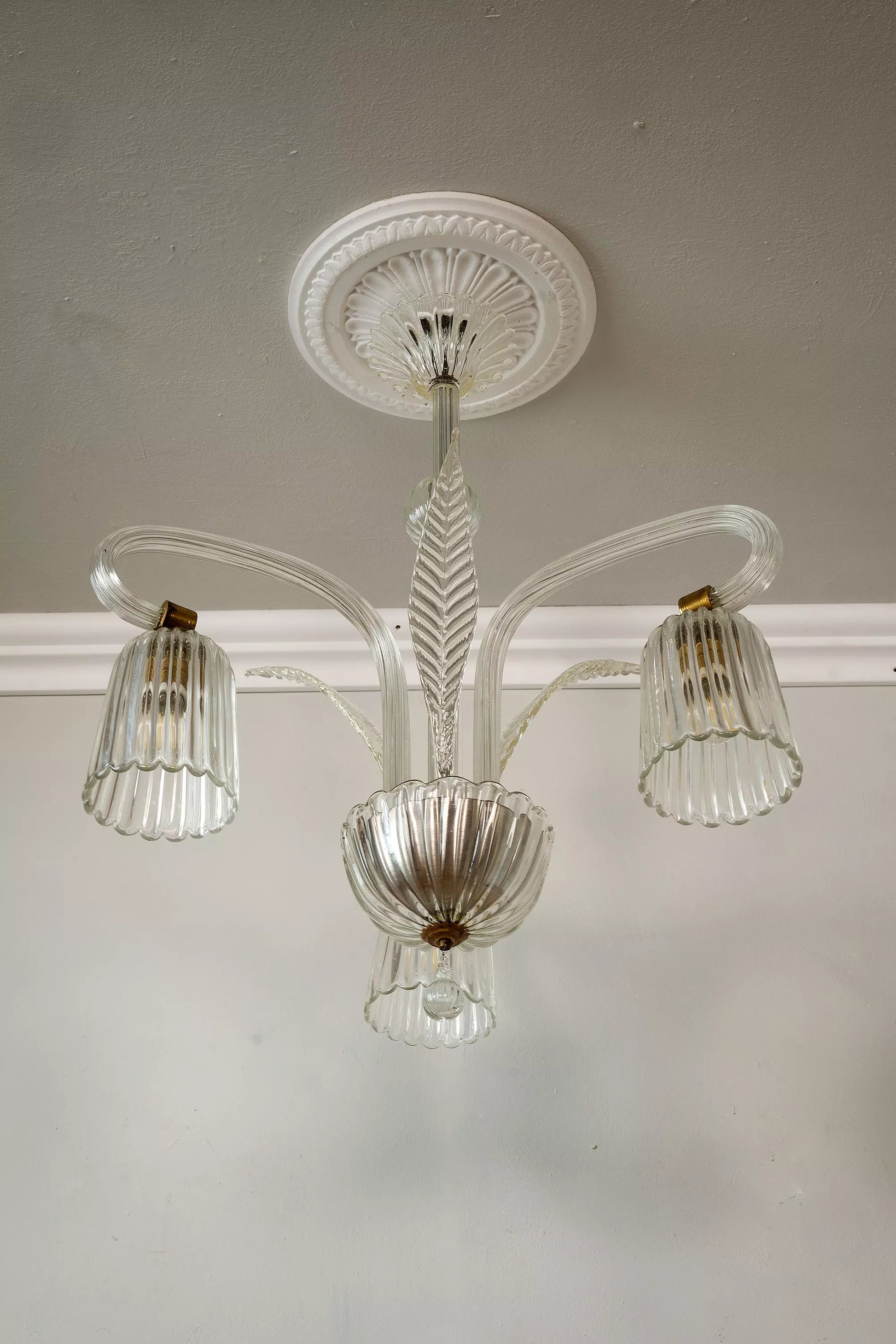 Maestria di Murano: lampadario a 3 luci  con lavorazioni  in vetro soffiato, riflesso dell'era Art Déco. | Lo Stile Italiano