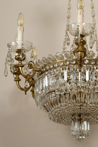 Lampadario Vintage in ottone arricchito da prismi e foglie di cristallo.| Lo Stile Italiano