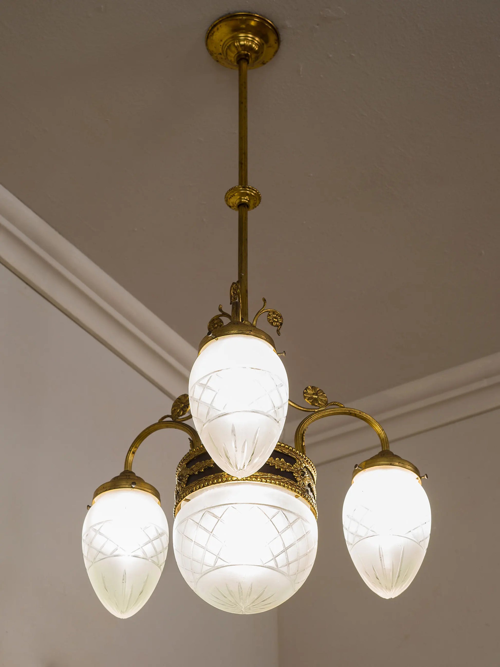 Lampadario Art Nouveau / Liberty dei primi anni del’900 illuminato da quattro luci | Lo Stile Italiano