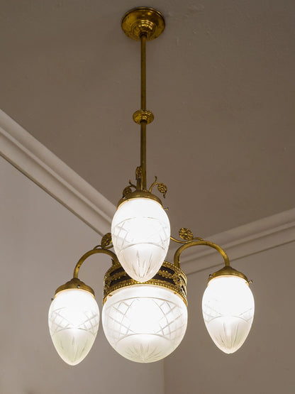 Lampadario Art Nouveau / Liberty dei primi anni del’900 illuminato da quattro luci | Lo Stile Italiano